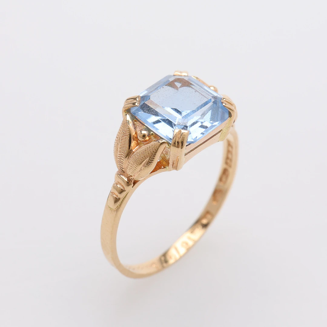 RING, 18K GULD, MED SYNTETISK BLÅ SPINELL, TOTALVIKT CA 2.2 GRAM.