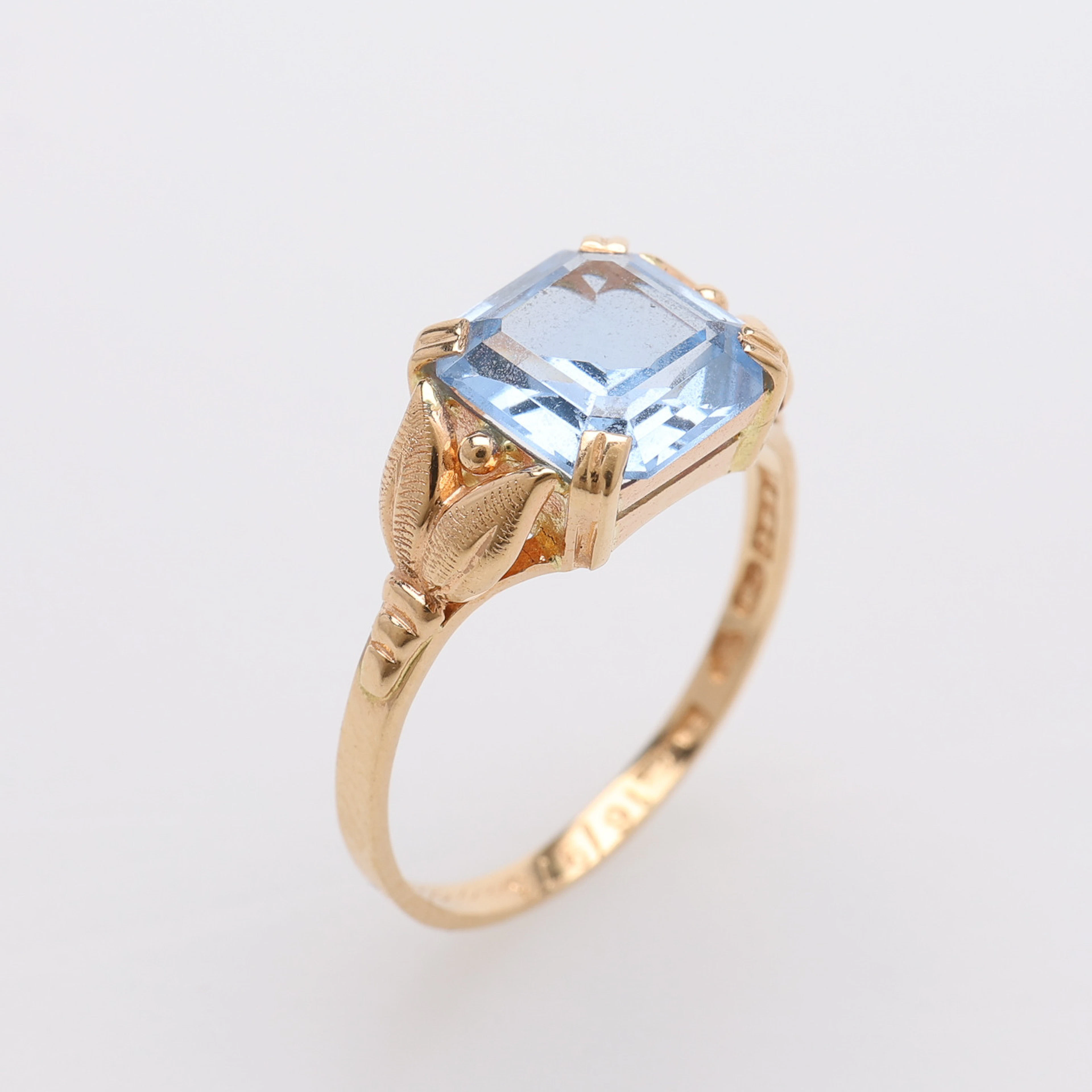 RING, 18K GULD, MED SYNTETISK BLÅ SPINELL, TOTALVIKT CA 2.2 GRAM.