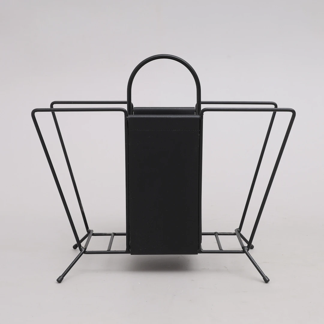 MALIN LUNDMARK. TIDNINGSSTÄLL, SVARTLACKERAD METALL & LÄDER, "SUITCASE"