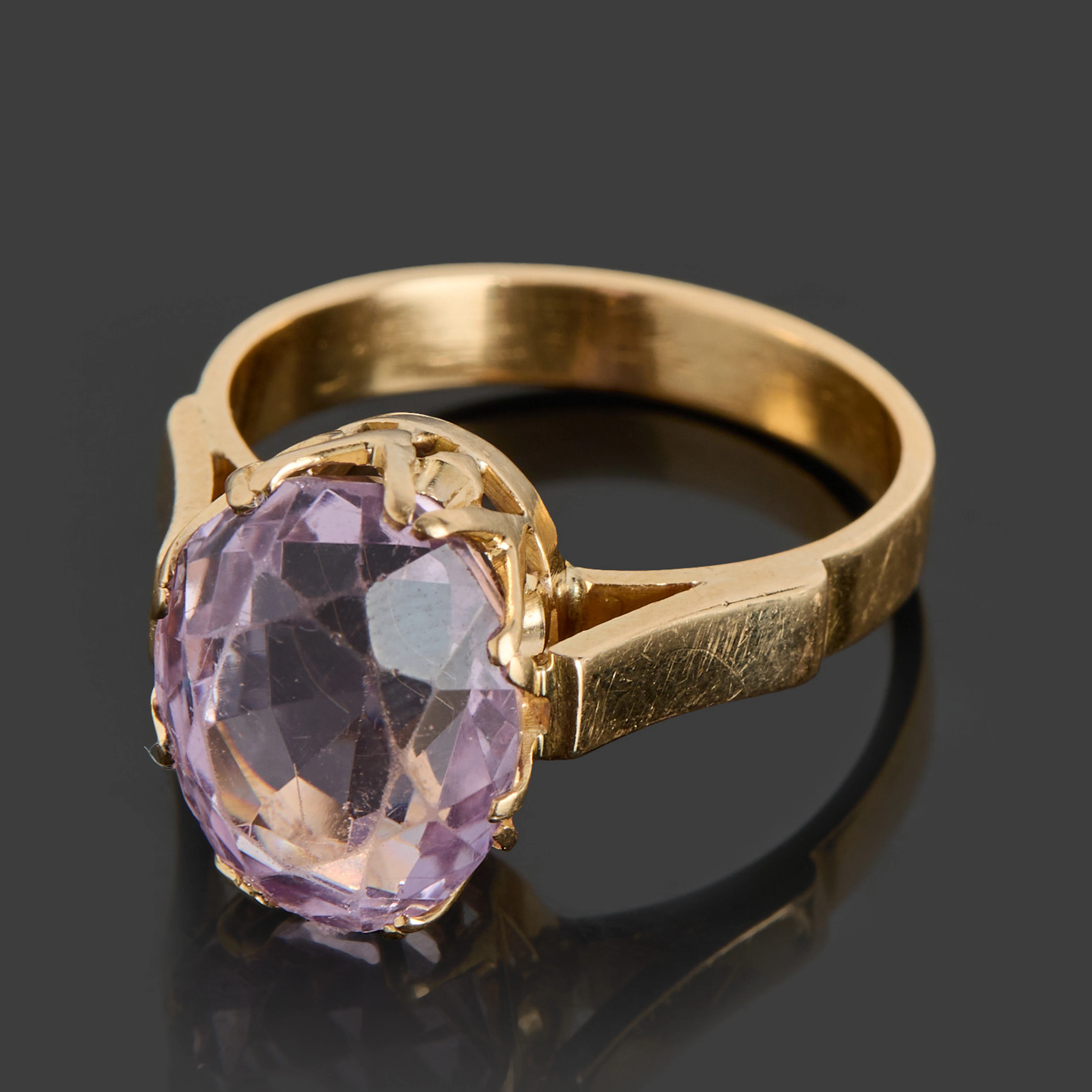 RING, 18k guld med en fasettslipad ametist ca 6.00ct.