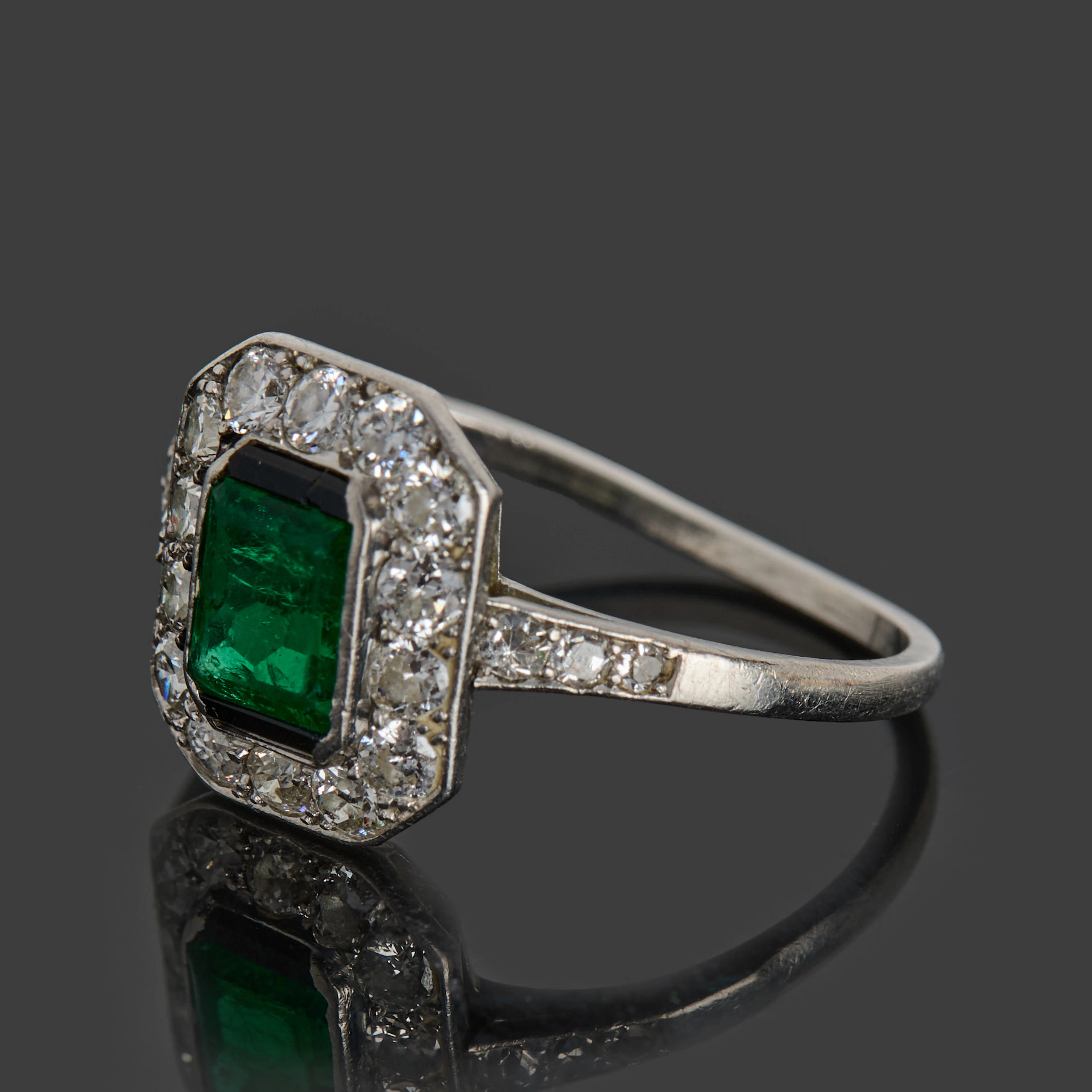 CARMOSÉRING, Art deco-stil, platina, syntetisk smaragd infattad med