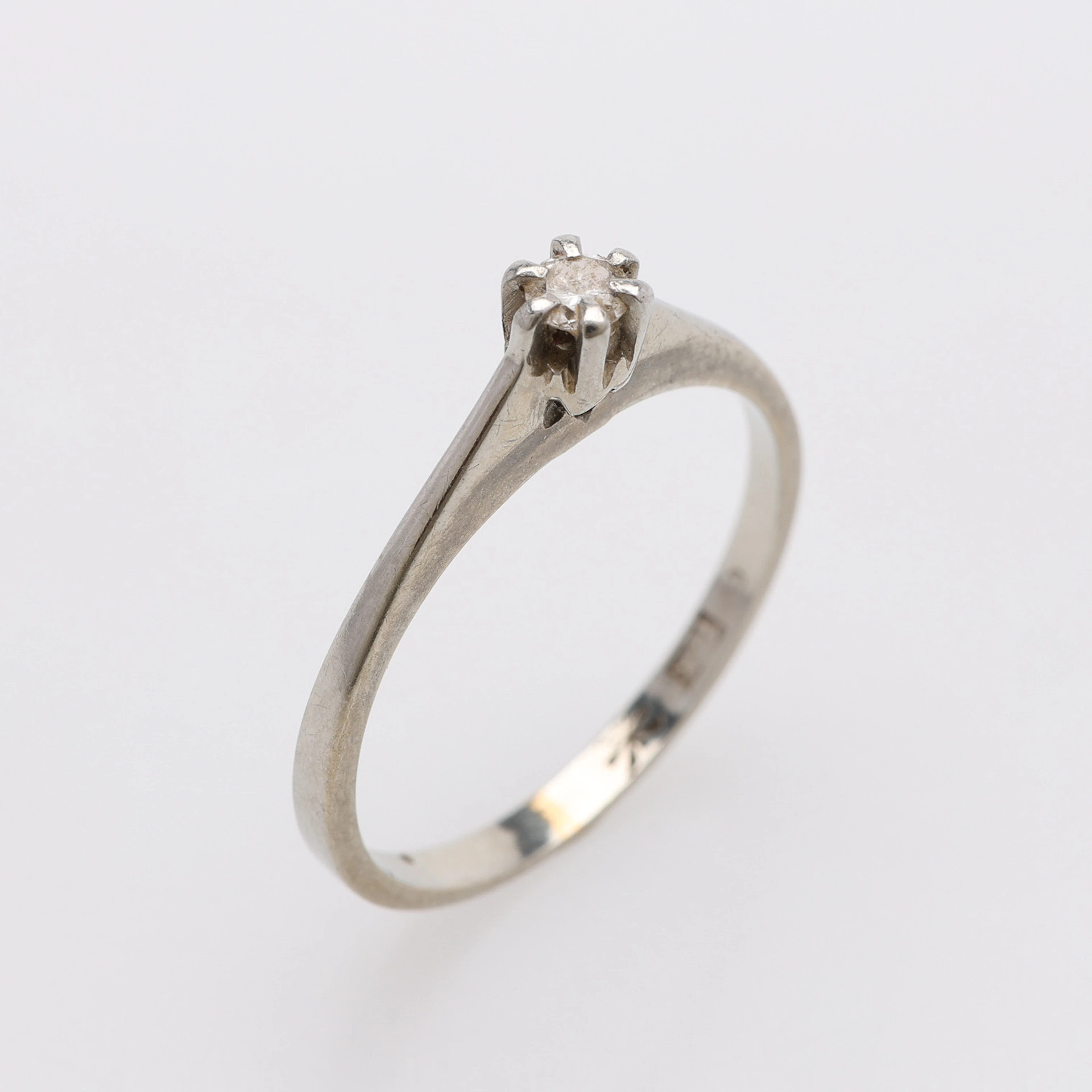 RING, 18K VITGULD & LITEN BRILJANT OM 0,07 CT ENLIGT GRAVYR, TOTALT 1,5 GRAM.