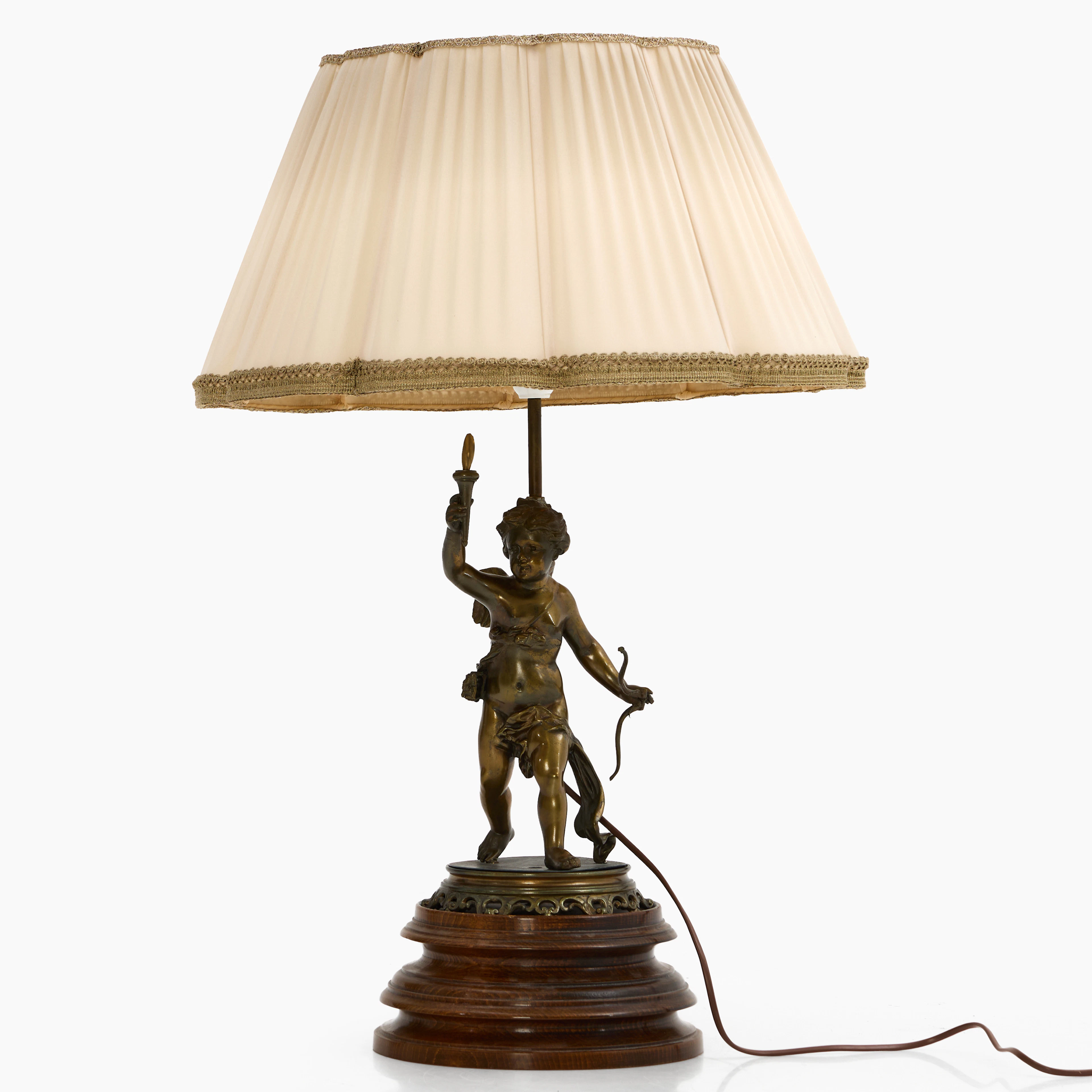 BORDSLAMPA, med dekor av putto i mässing, 1900-tal, på träsockel.