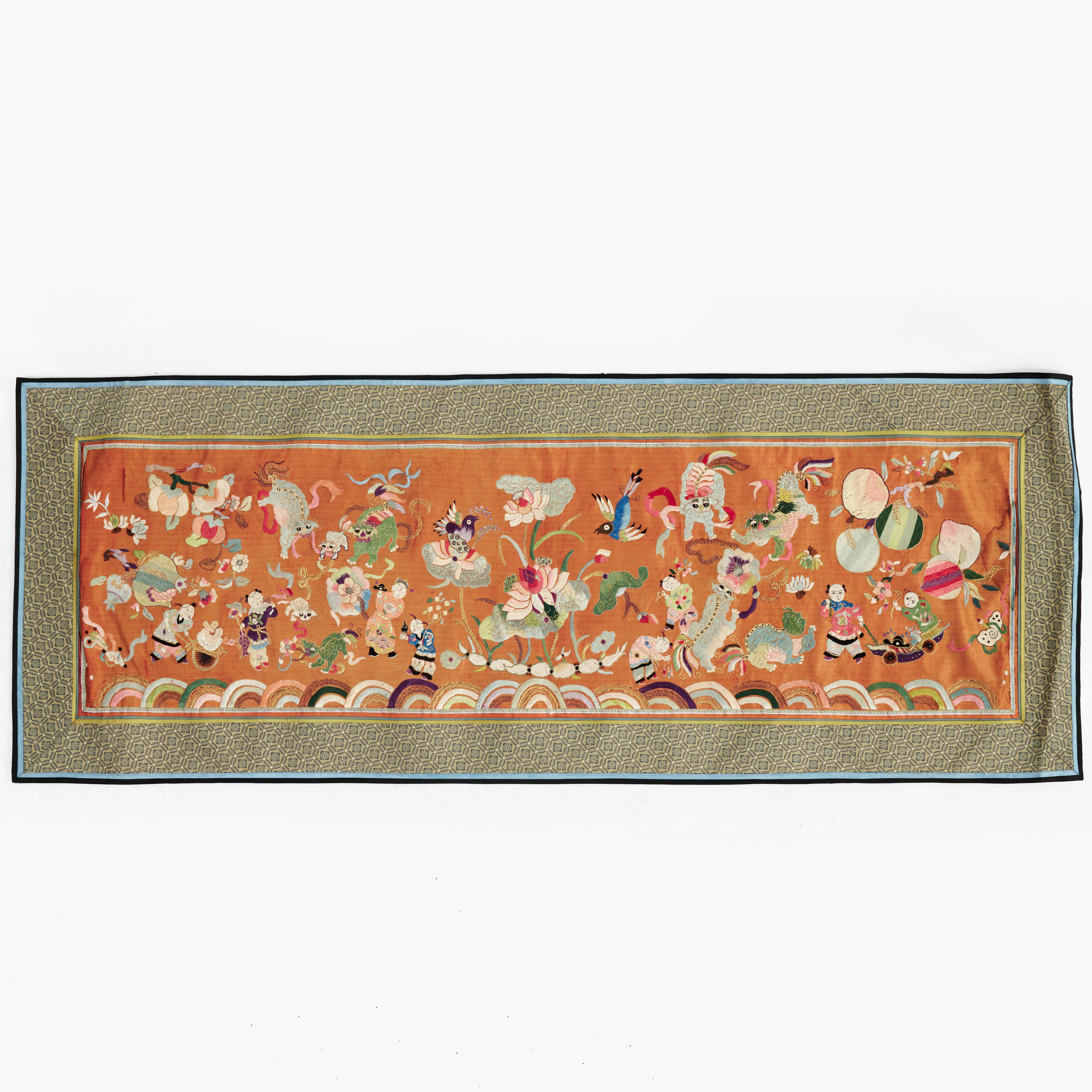 LÖPARE, broderat siden, Kina, tidigt 1900-tal, märkt med lacksigill.