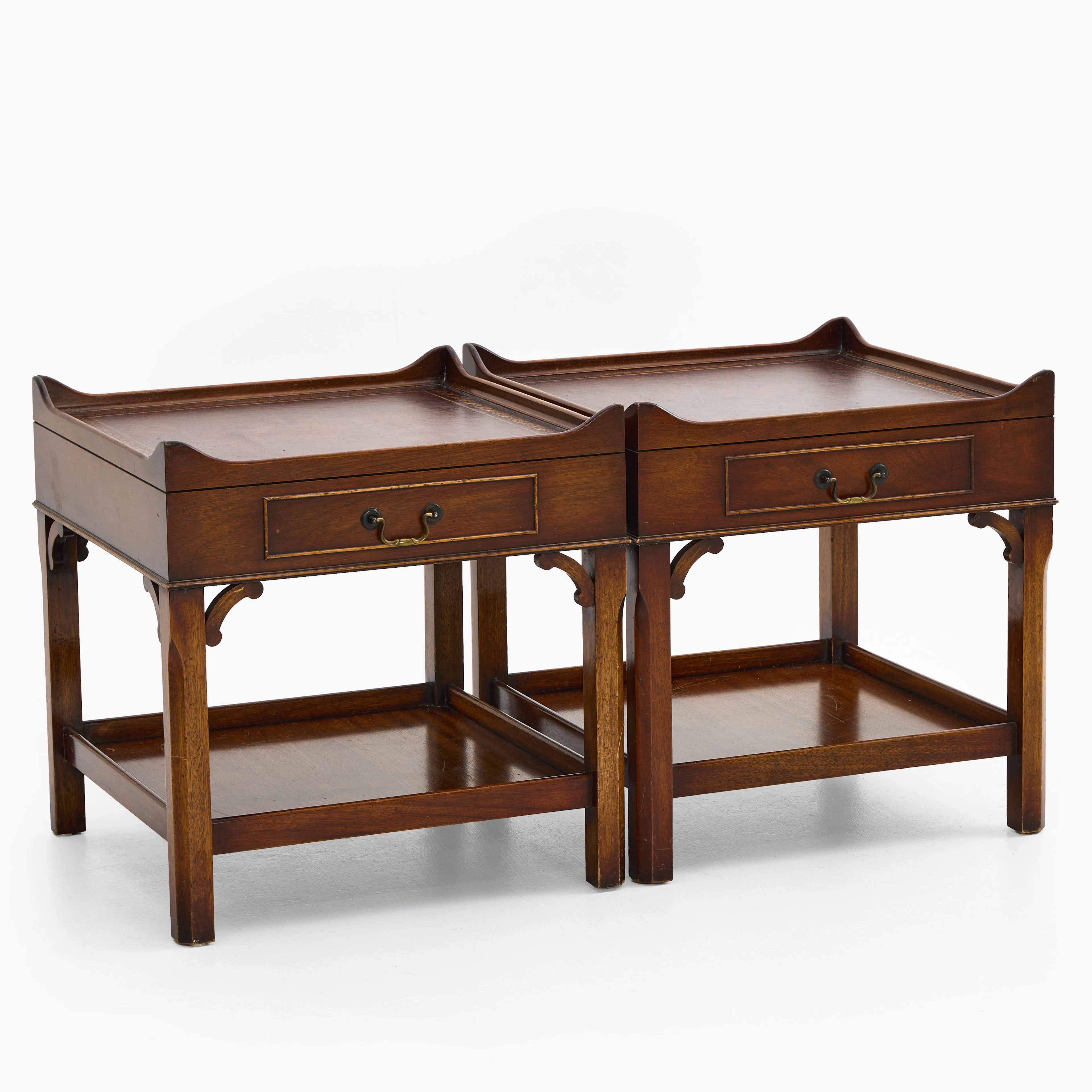 SÄNGBORD, ett par, engelsk stil, 1900-talets mitt, mahogny, läderklädd skiva.