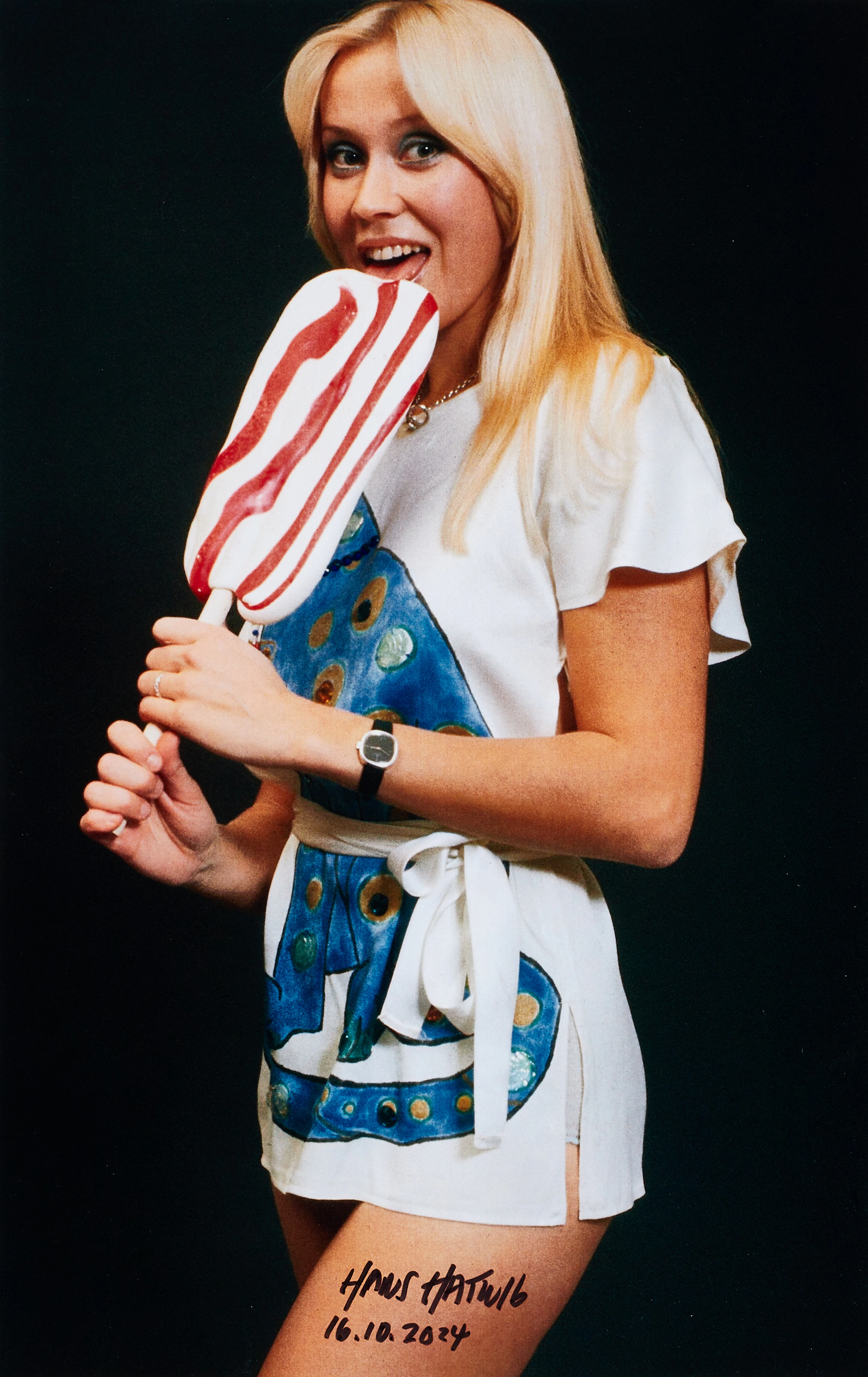 AGNETA FÄLTSKOG, ABBA, signerad och daterad av fotograf Hans Hatwig