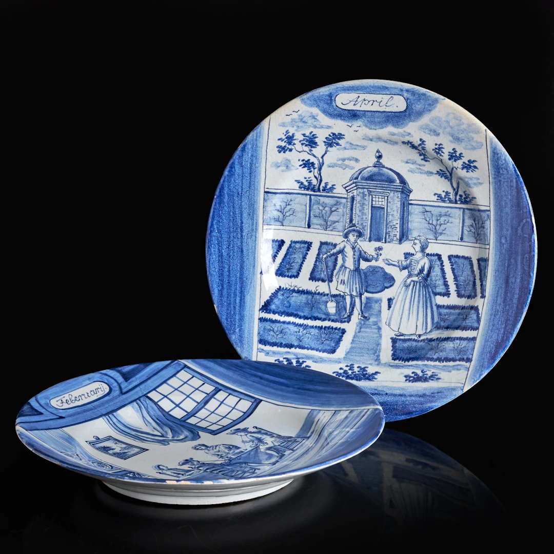 DE PORCELEYNE BIJL (1764–1788). Kalendertallrikar, 2 st, fajans, Delft