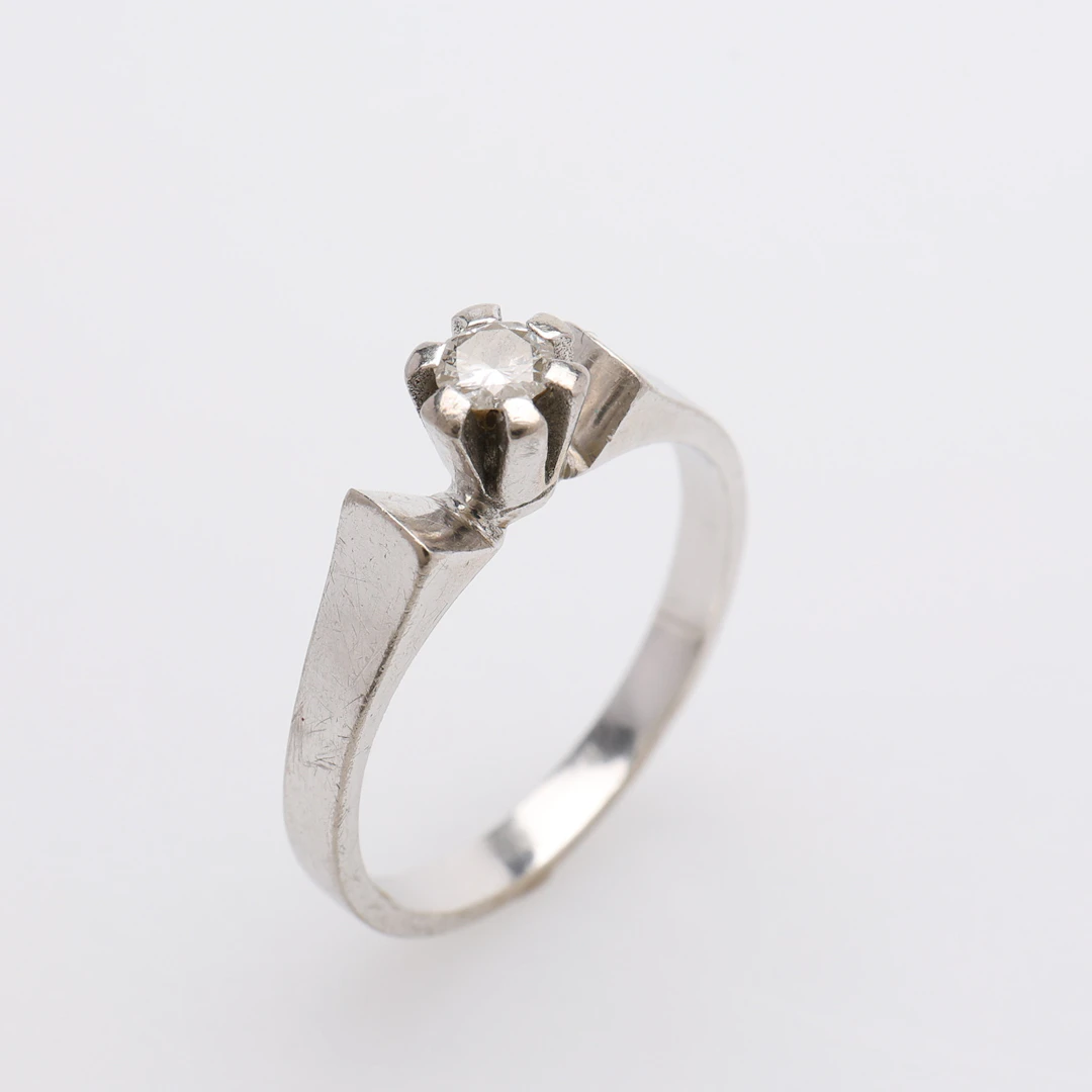 RING, 18K VITGULD, MED DIAMANT OM 0.15 CT ENLIGT GRAVYR, VIKT CA 3,4 GRAM.