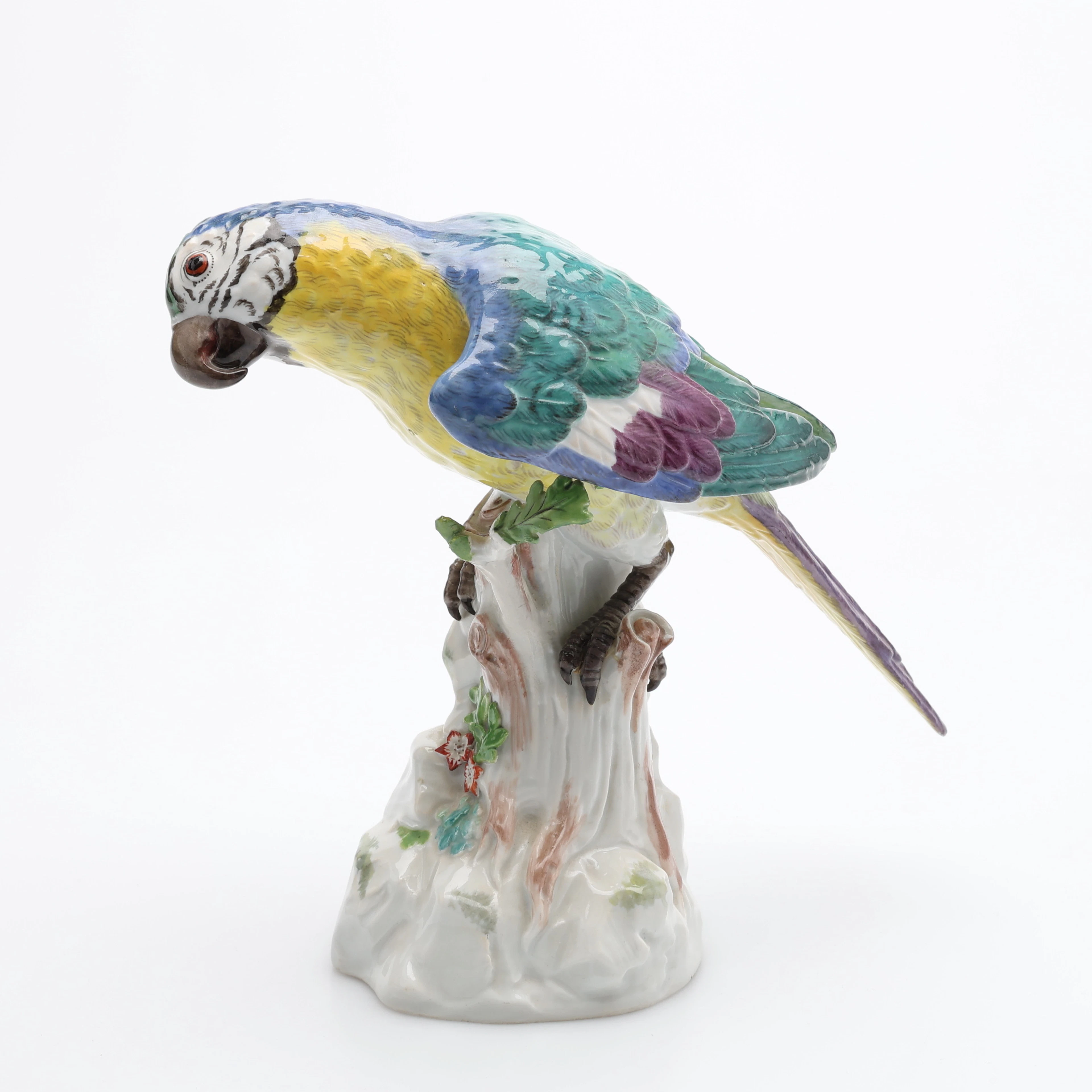 FIGURIN I FORM AV EN PAPEGOJA, PORSLIN, MODELL 644B, MEISSEN, 1920/30-TAL.