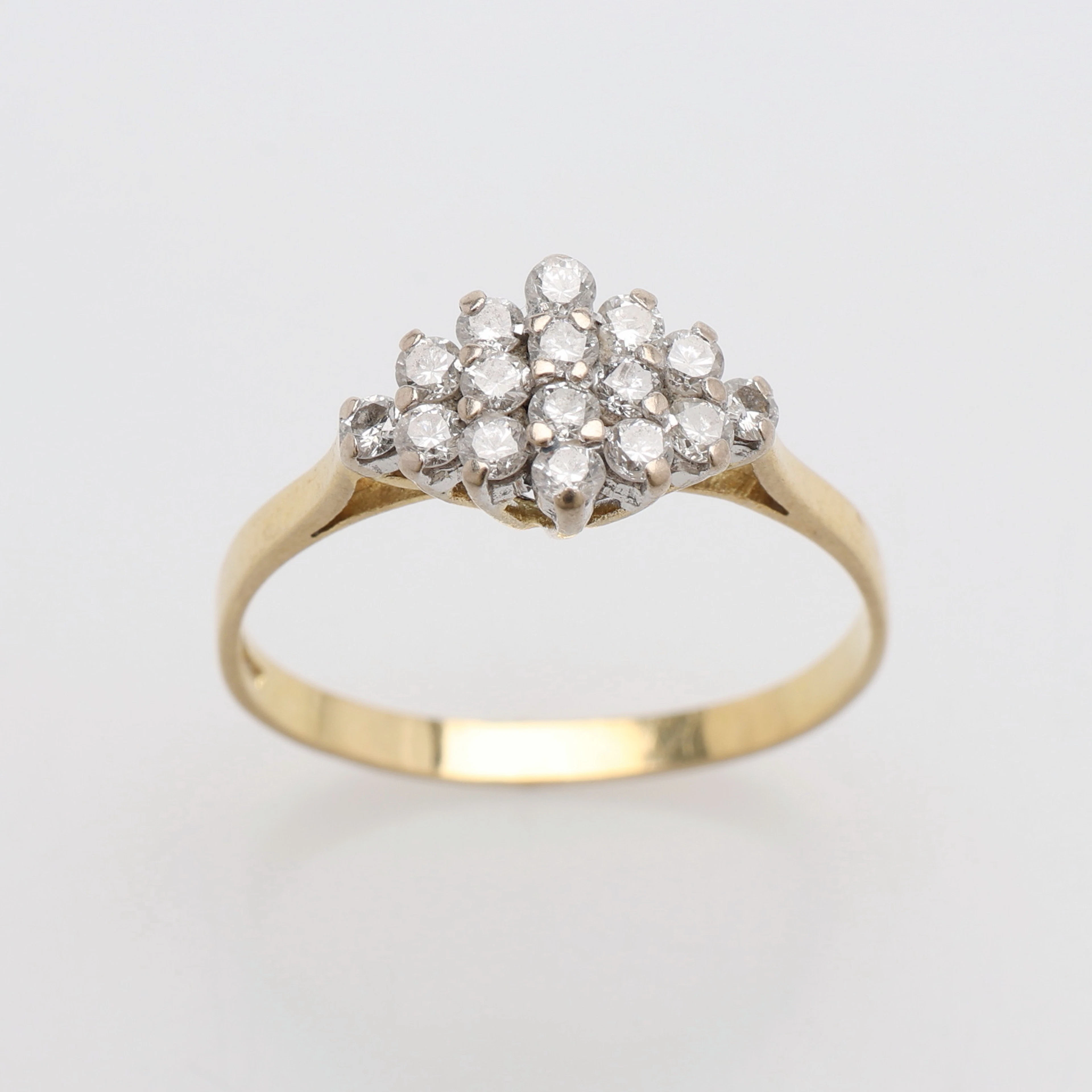 RING, 18K GULD & 16 ST SMÅ GAMMALSLIPADE DIAMANTER, BIRMINGHAM, 1983, 2,3 GRAM.