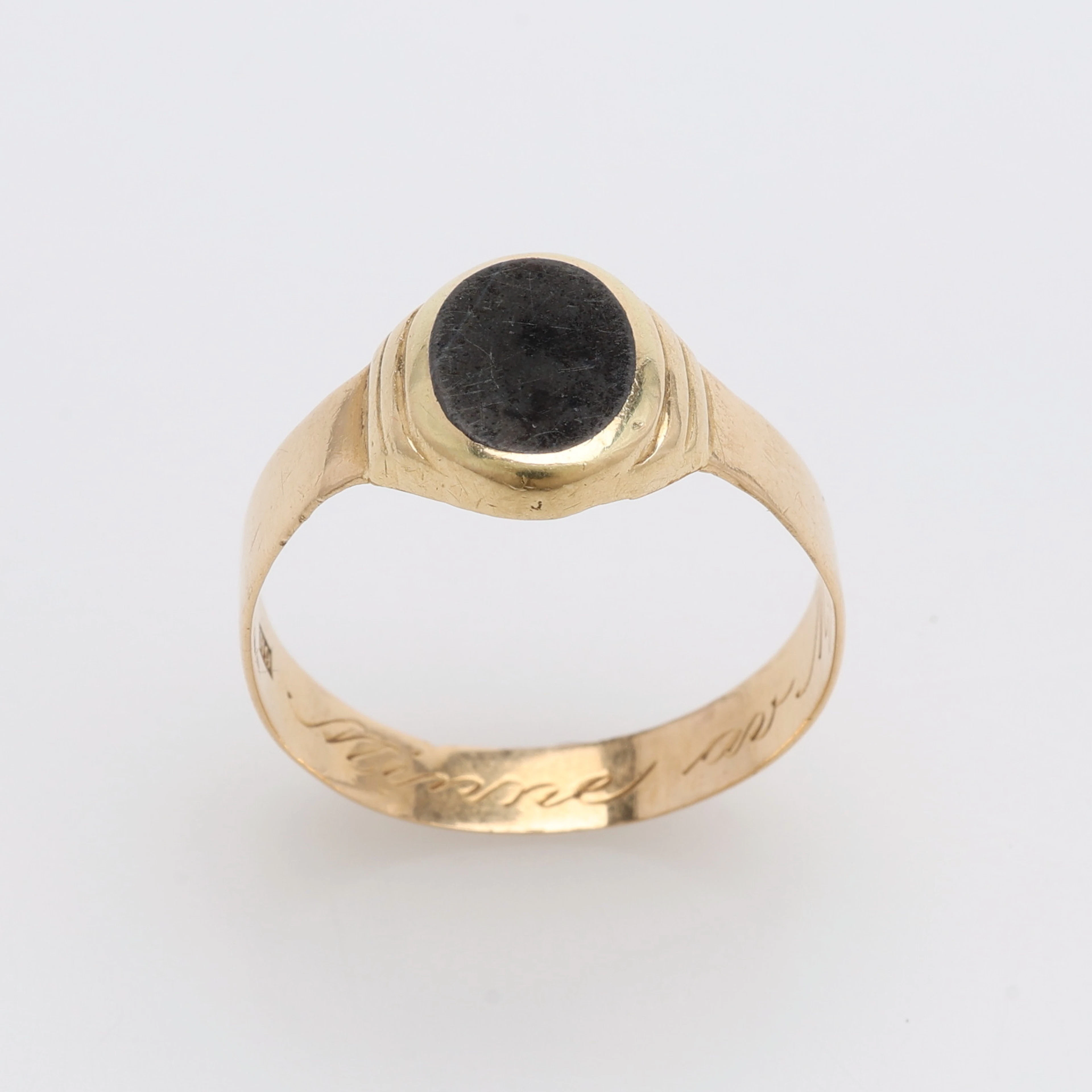 KLACKRING, med infattad flack oval onyx, 1958, saknar mästarstämpel. 3,7 g.