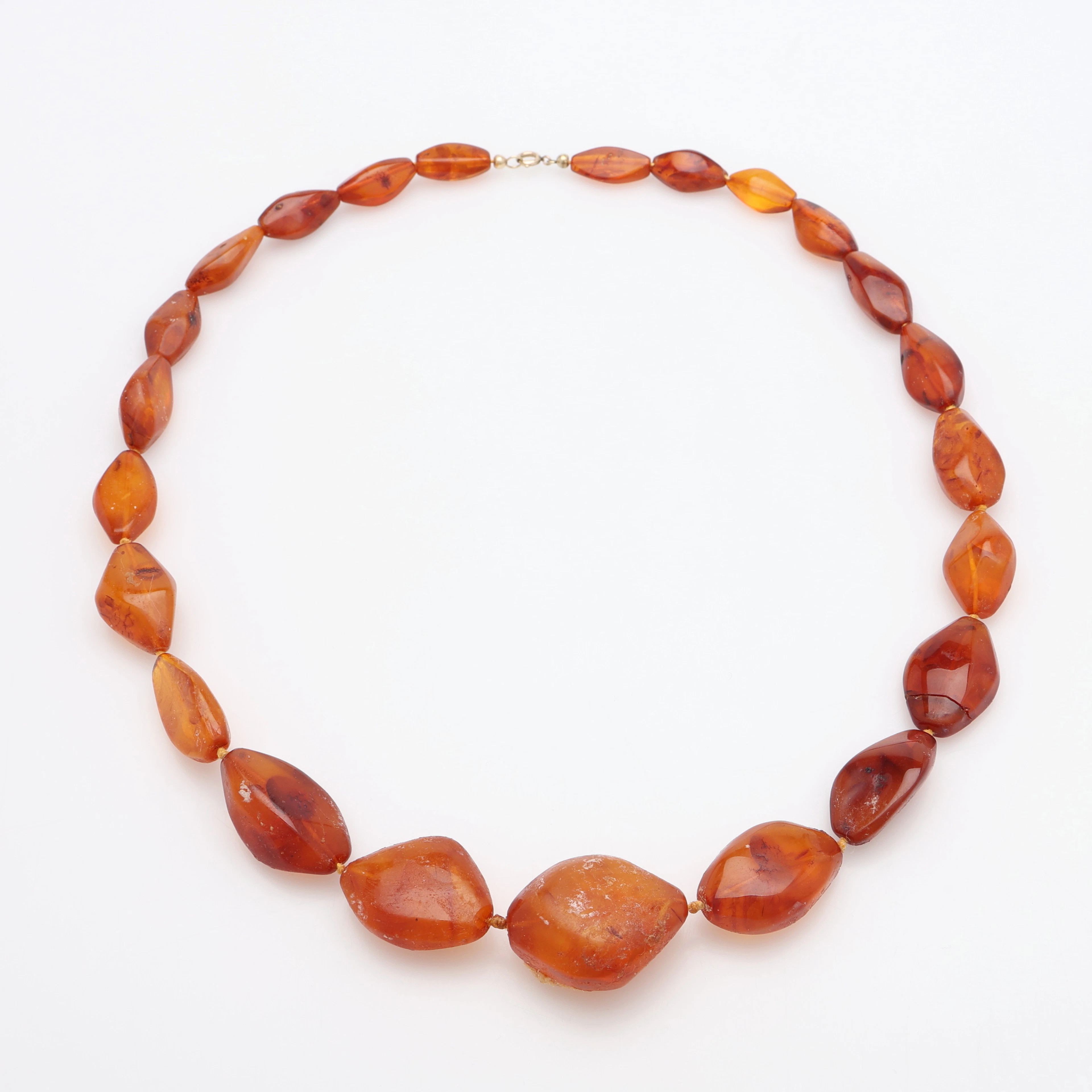 COLLIER, DOSERAD BÄRNSTEN, TROLIGTVIS DANMARK, 1900-TALETS ANDRA HÄLFT.