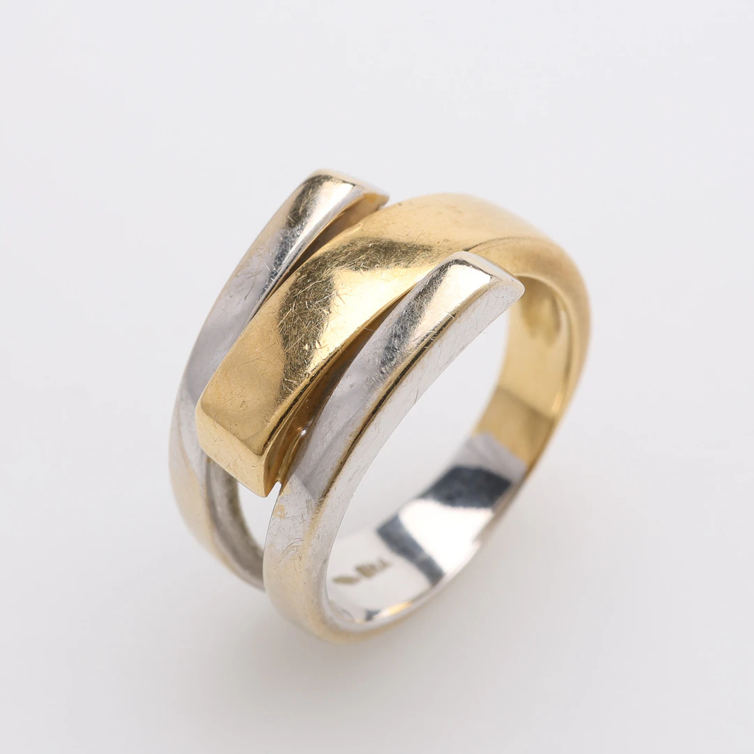 RING, 18K TVÅFÄRGAT GULD, VIKT 6,8 GRAM.