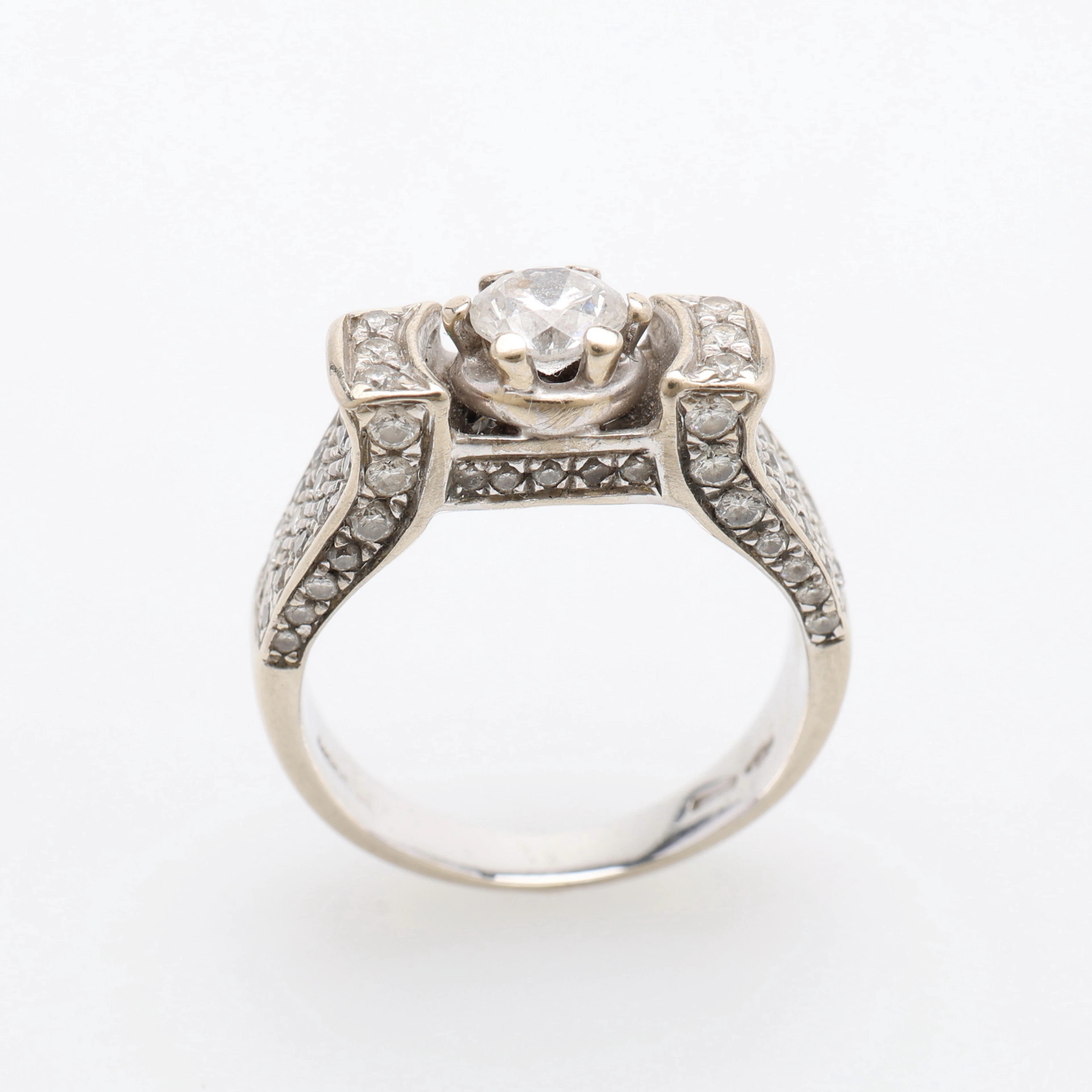 RING, 18K VITGULD & DIAMANTER, TOTALT 5,3 GRAM.