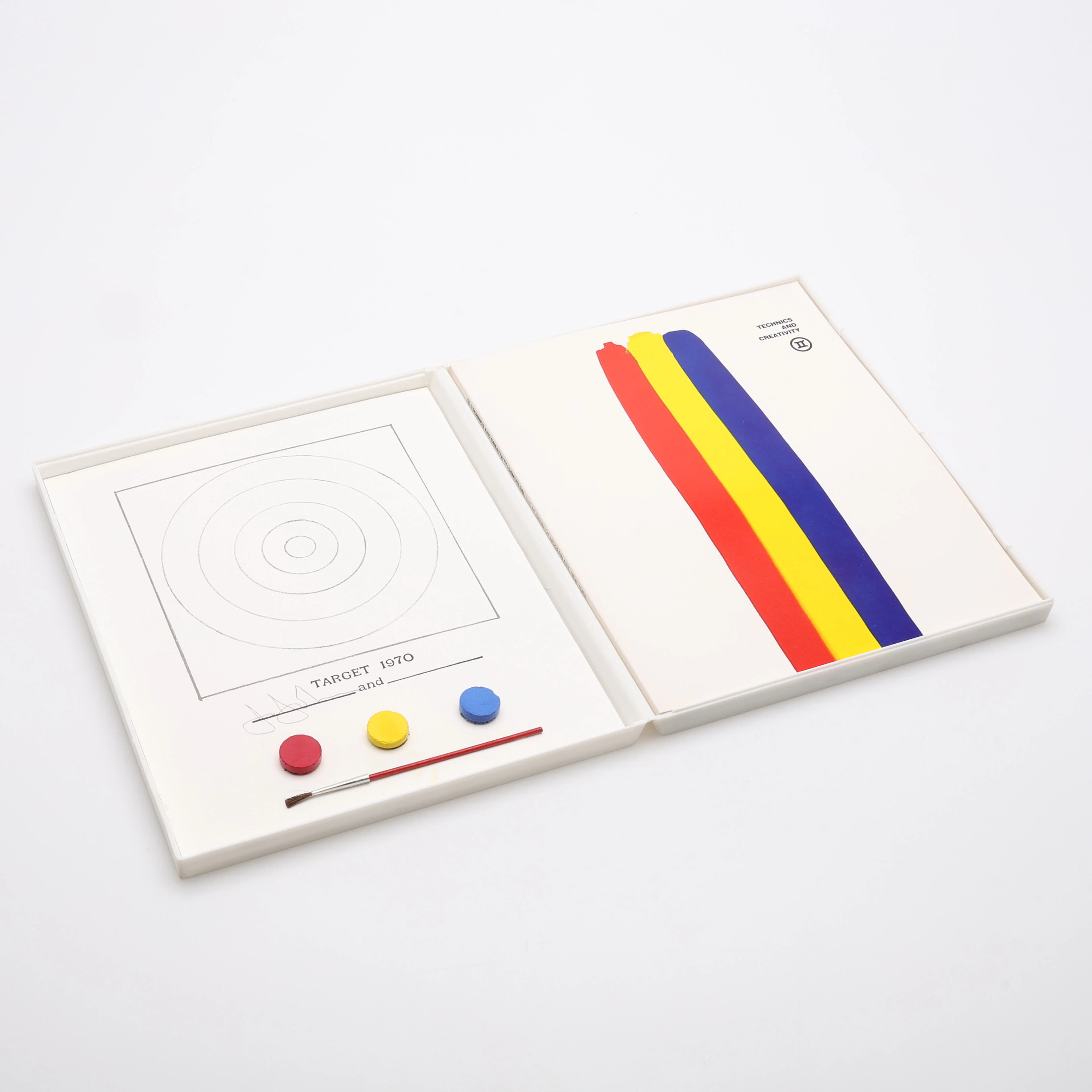 JASPER JOHNS 1930-. KASSETT MED KATALOG OCH MULTIPEL, "TECHNICS AND