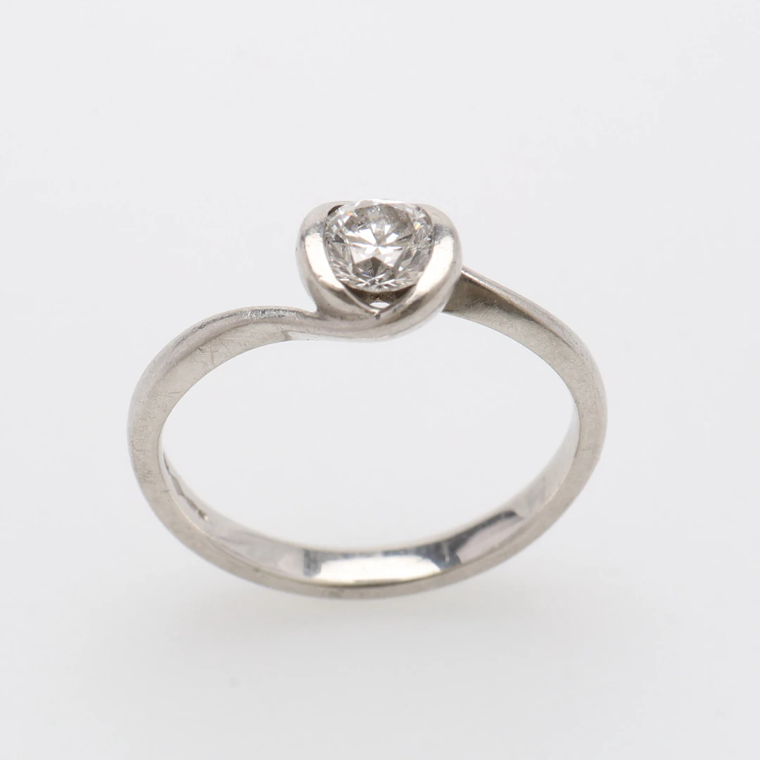 RING, PLATINA & BRILJANT OM 0,5 CT, BIRMINGHAM, 4,5 GRAM.