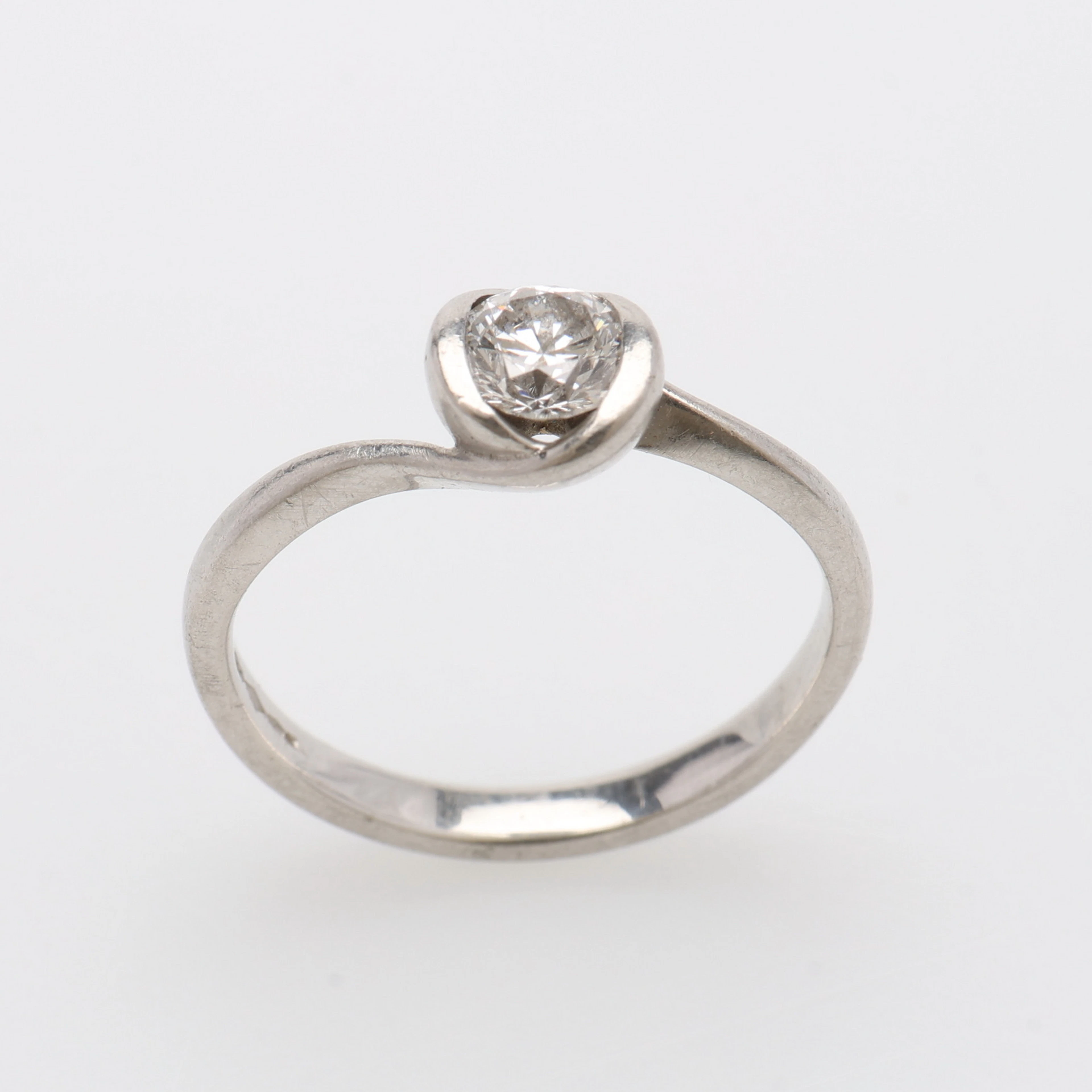 RING, PLATINA & BRILJANT OM 0,5 CT, BIRMINGHAM, 4,5 GRAM.