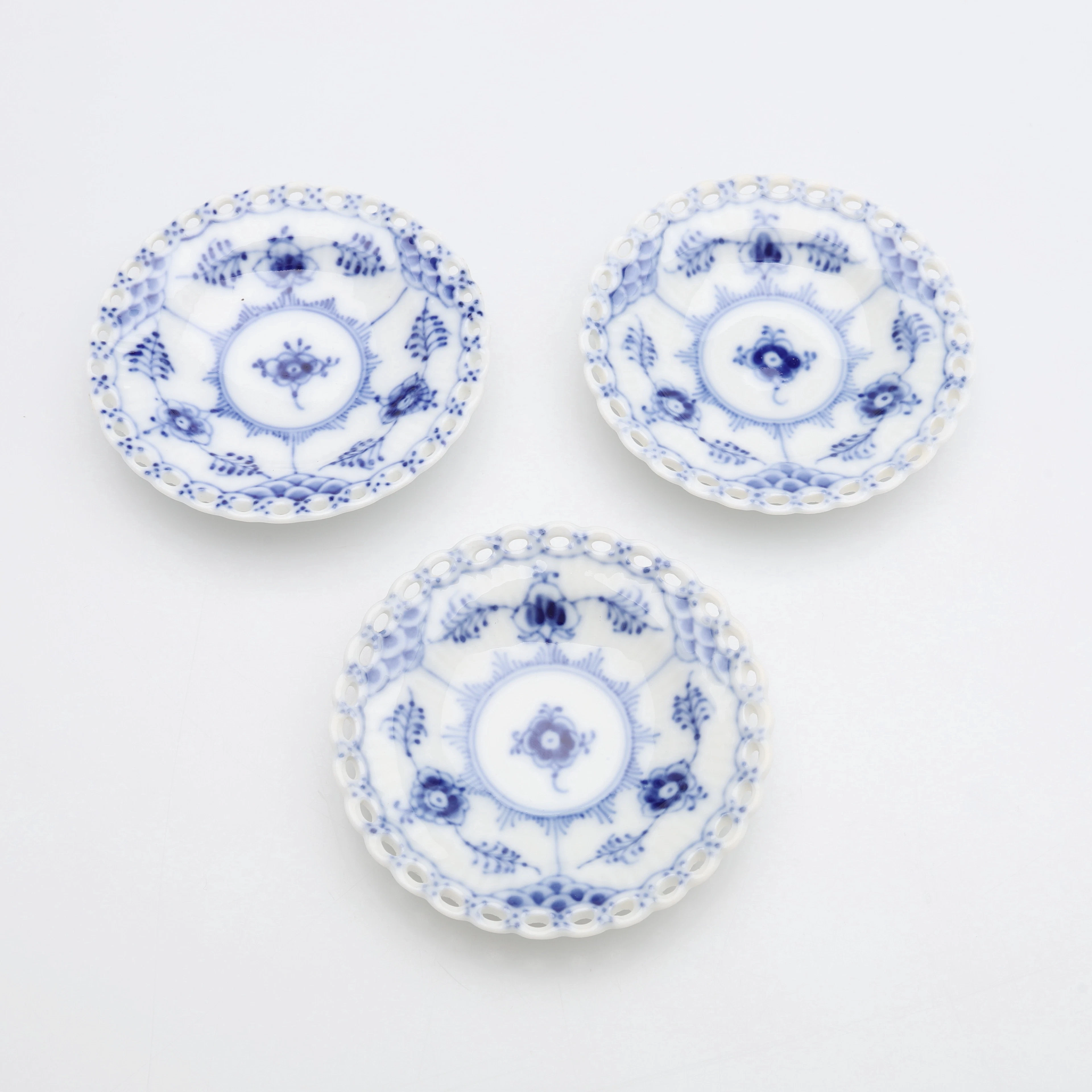 SMÖRFAT, TRE STYCKEN, MUSSELMALET, ROYAL COPENHAGEN.