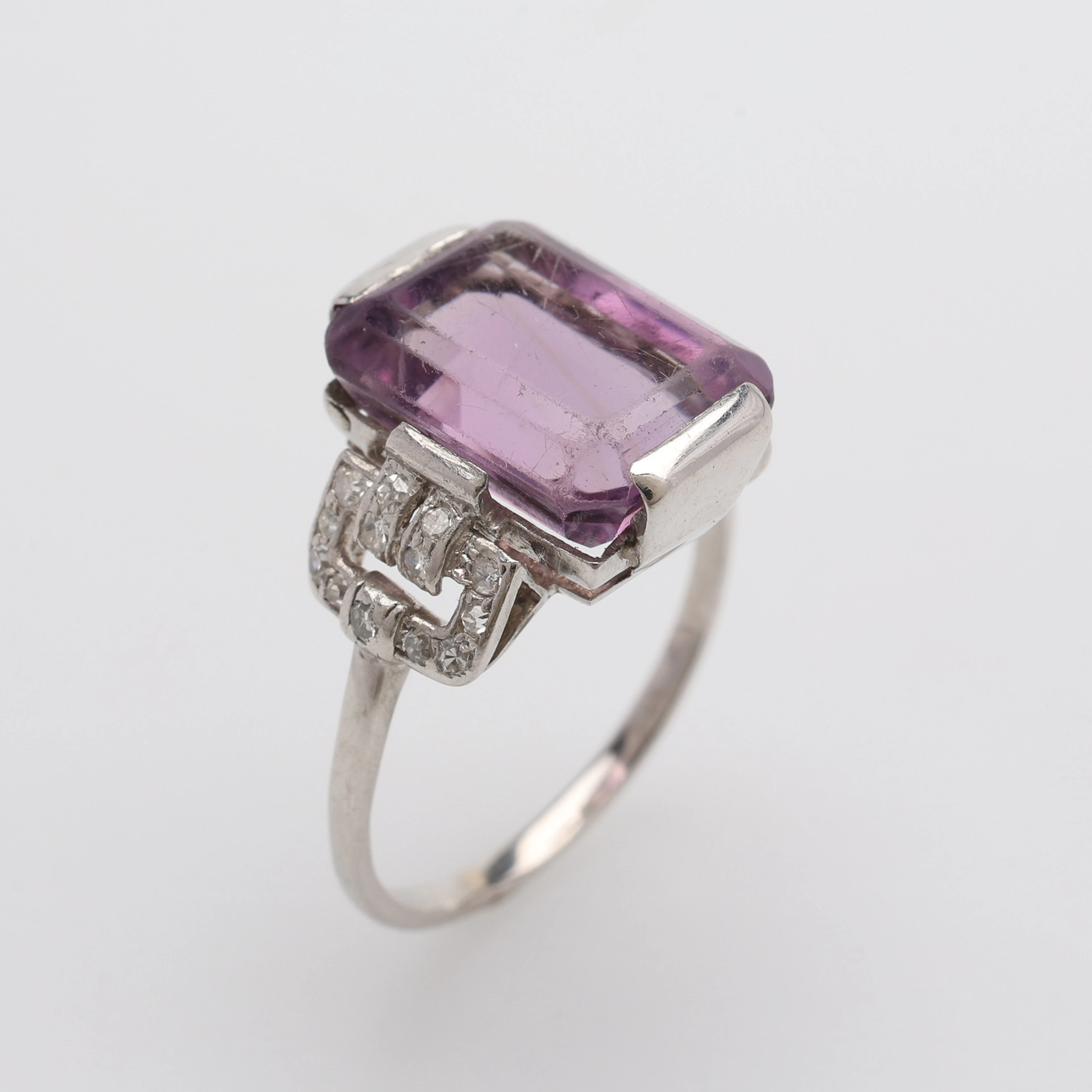 RING, PLATINA MED SMÅ DIAMANTER & AMETIST, TOTALT CIRKA 5,6 GRAM.