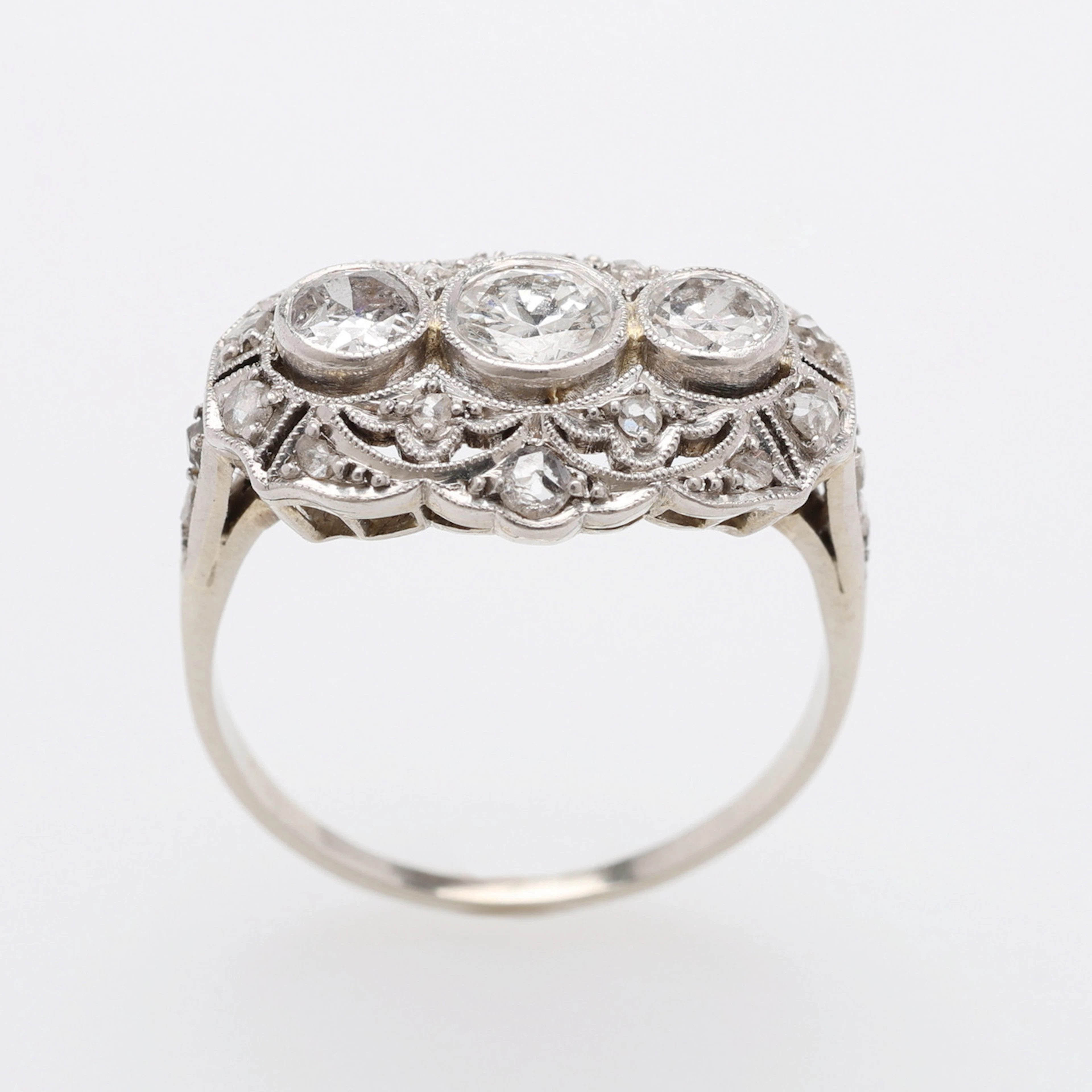 RING, 14K VITGULD, 3 STORA DIAMANTER OM TOTALT CA 0,59 CT, 1920-TAL