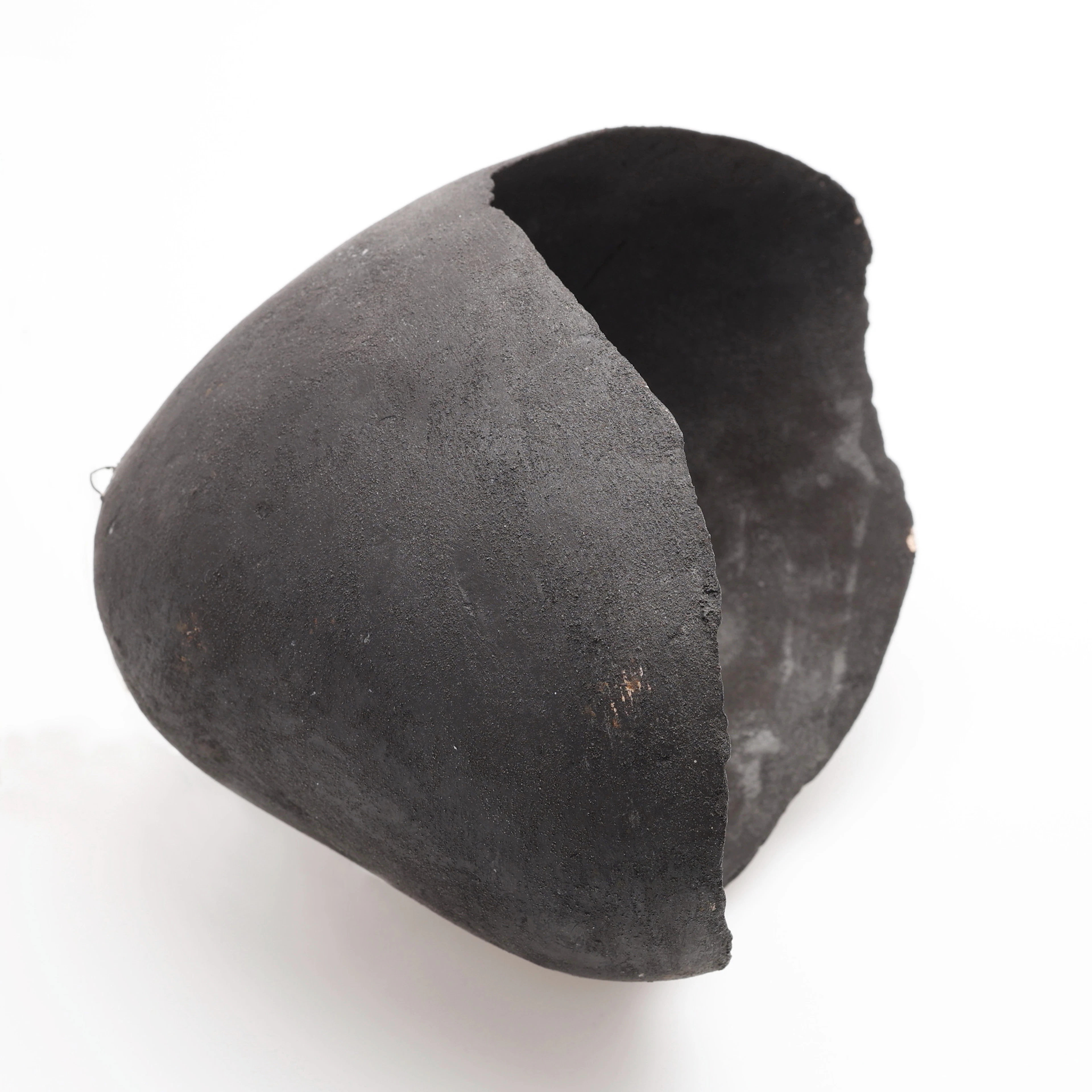 BARBRO BÄCKSTRÖM. SKULPTUR, KONSTMATERIAL OCH ASFALT, MONOGRAMSIGNERAD