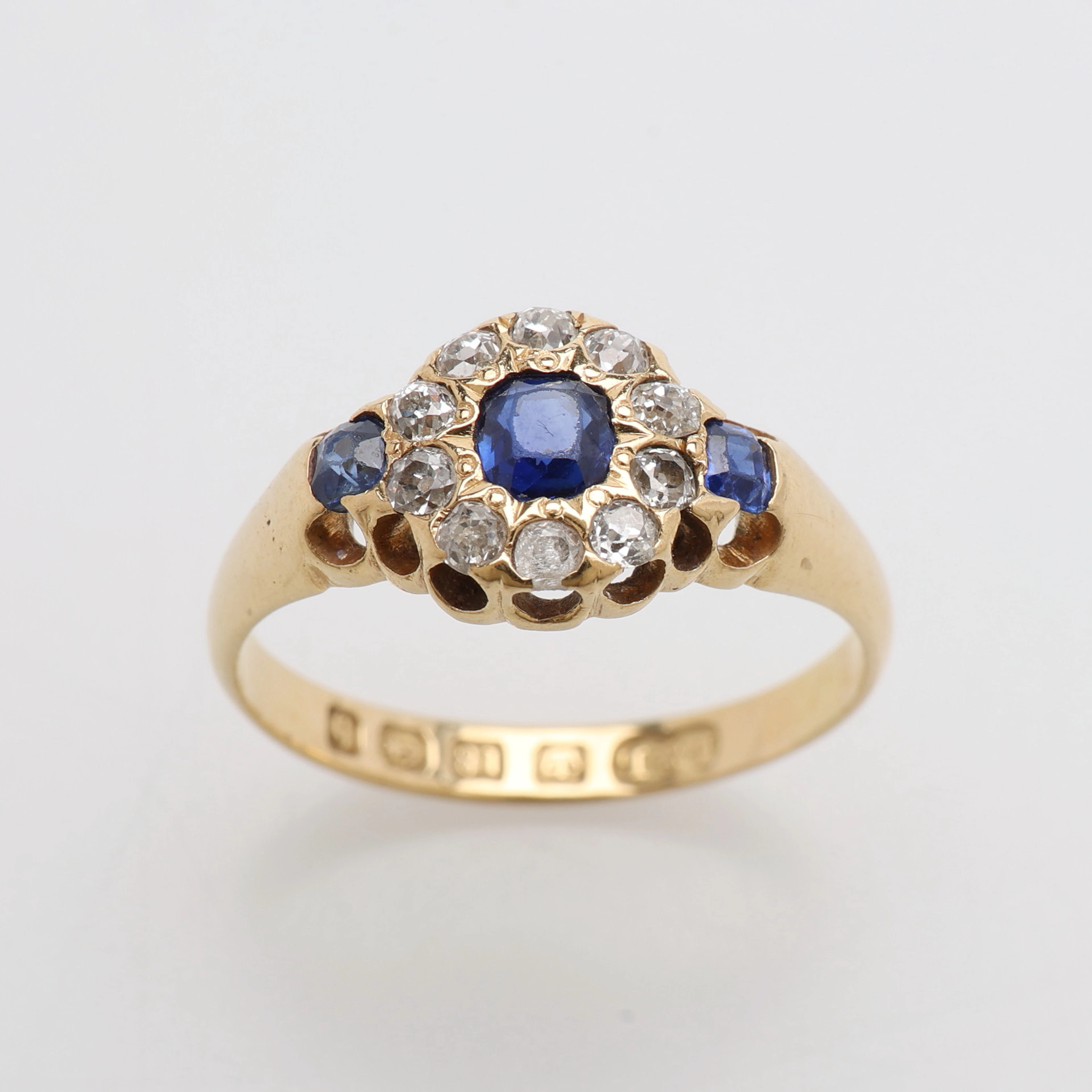 RING, 18K GULD, SAFIRER & SMÅ GAMMALSLIPADE DIAMANTER, LESTER & LEAFE
