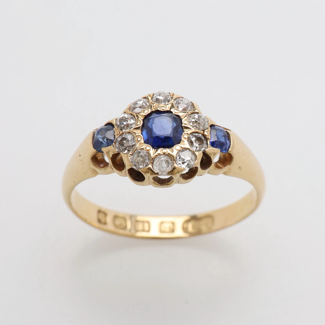 RING, 18K GULD, SAFIRER & SMÅ GAMMALSLIPADE DIAMANTER, LESTER & LEAFE