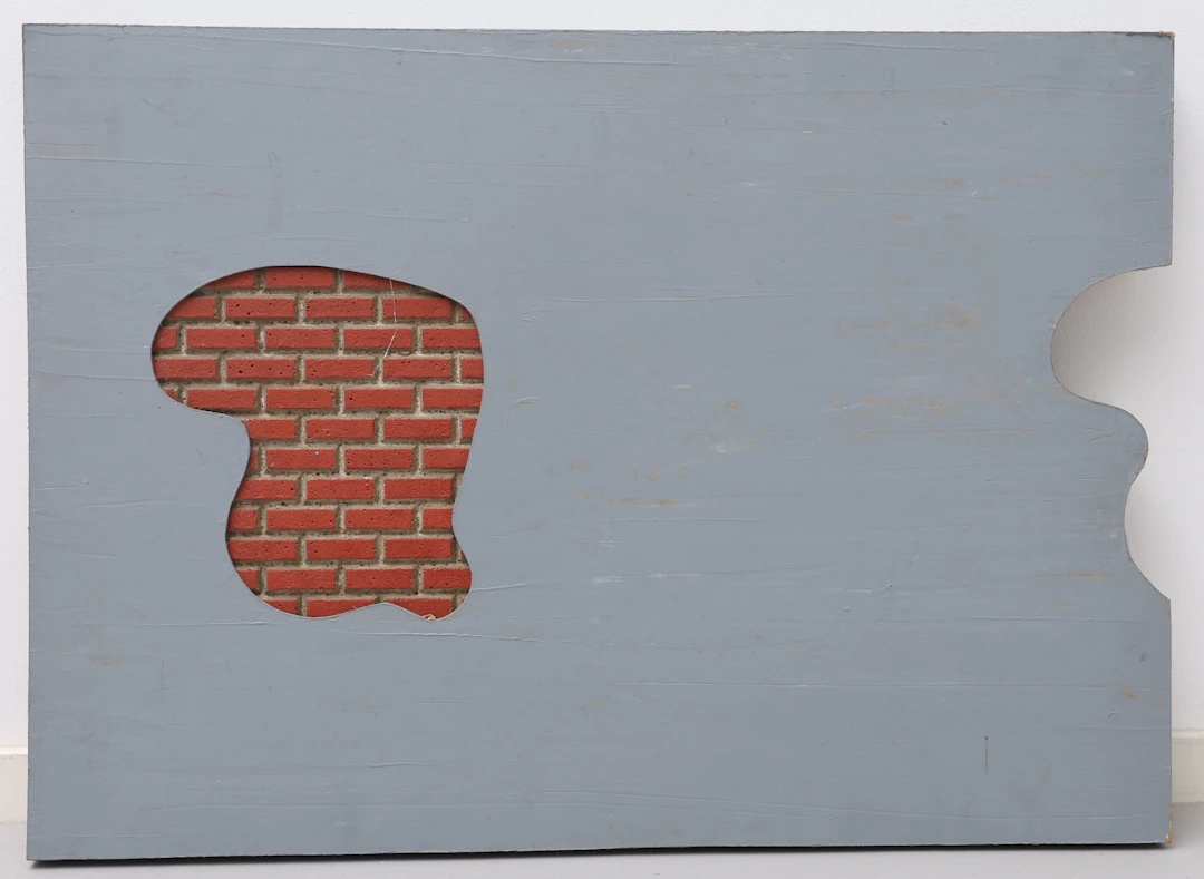 STINA EBERS 1962-2025. RELIEF, BEMÅLAD FIBERPLATTA, TEGEL OCH BETONG