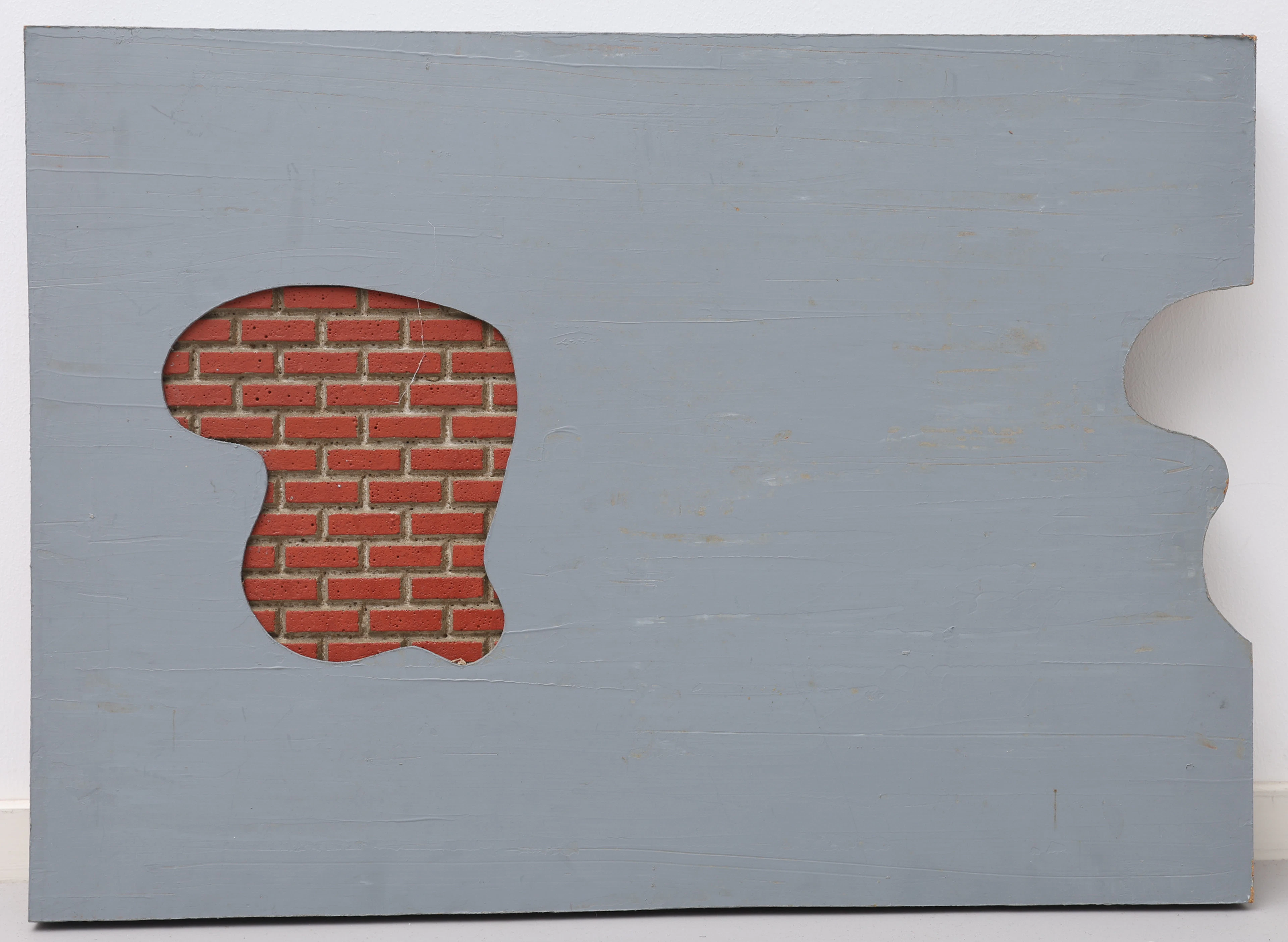 STINA EBERS 1962-2025. RELIEF, BEMÅLAD FIBERPLATTA, TEGEL OCH BETONG