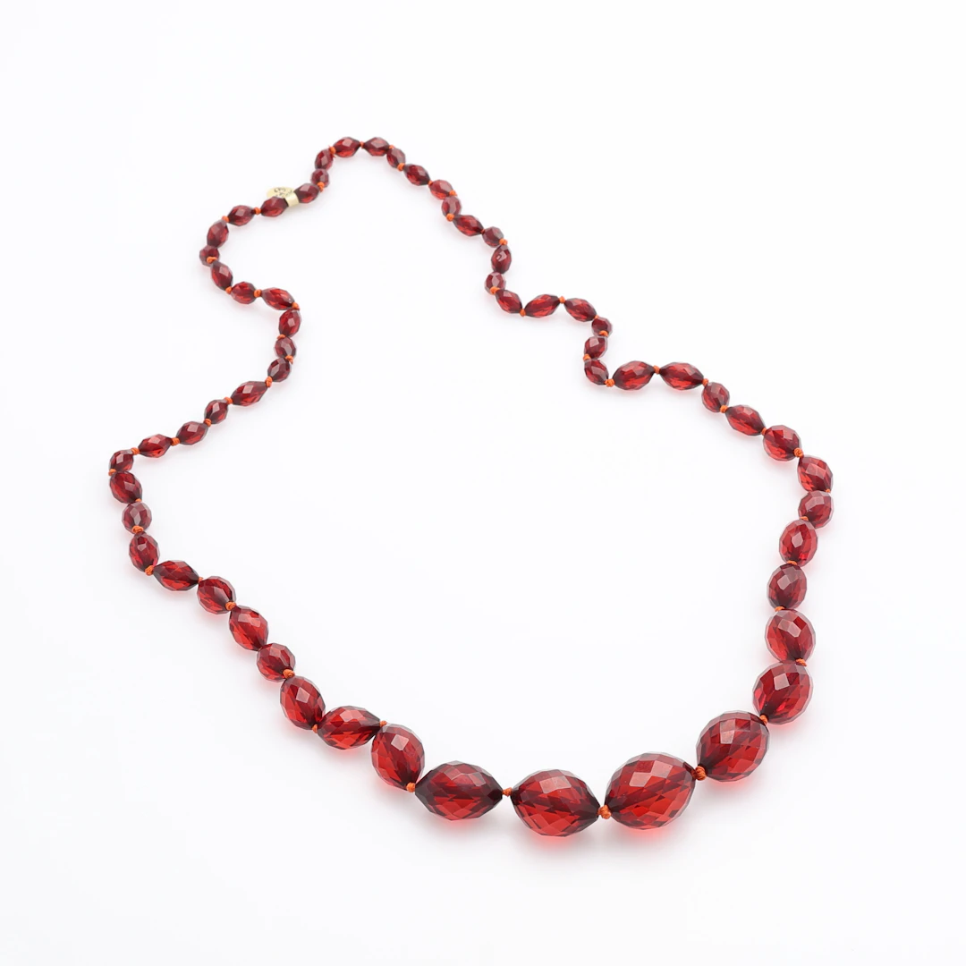 COLLIER, FACETTSLIPAD BAKELIT, S.K. CHERRY AMBER, OMKRING 1920.