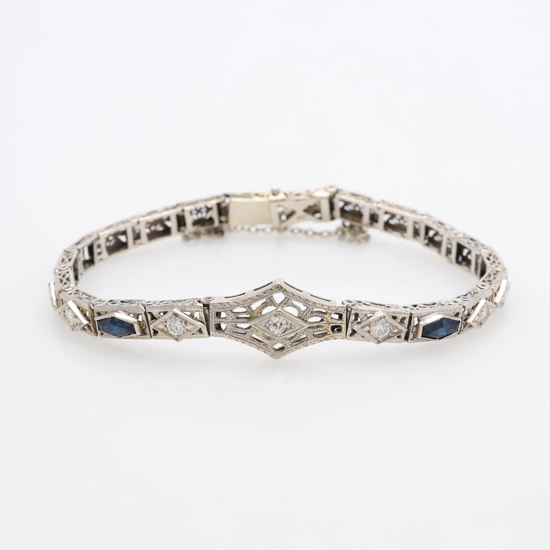 ARMBAND, 14K VITGULD, DIAMANTER & BLÅTT GLAS, 1930-TAL, TOTALT 8,5 GRAM.