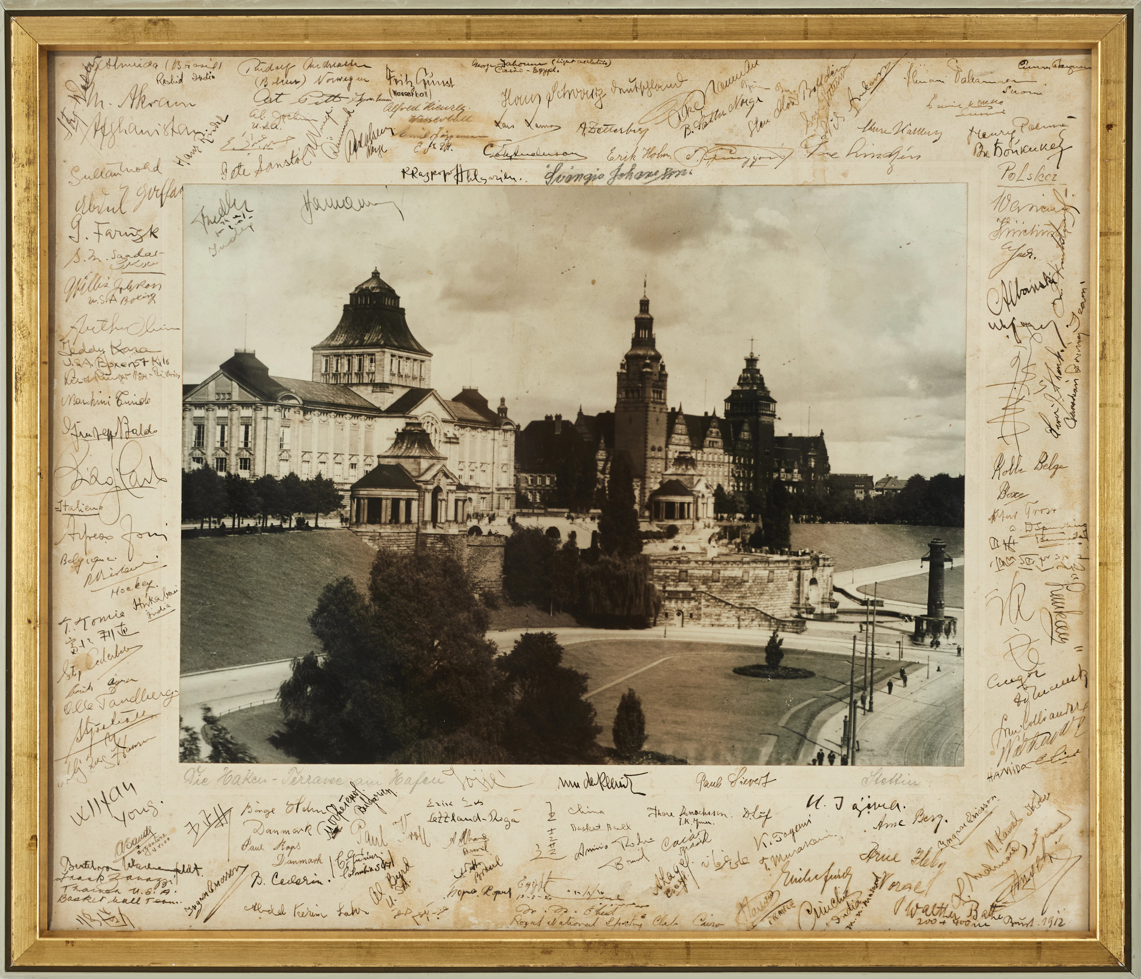 OLYMPIADEN BERLIN -36, autografsamling, inramad, ca 41x48 cm.