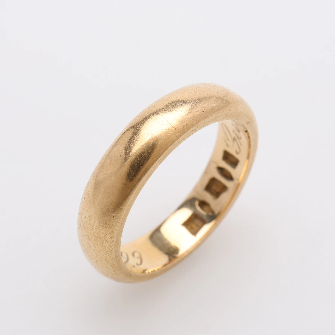 RING, SLÄT MODELL, 18K GULD, VIKT CA 8 GRAM.