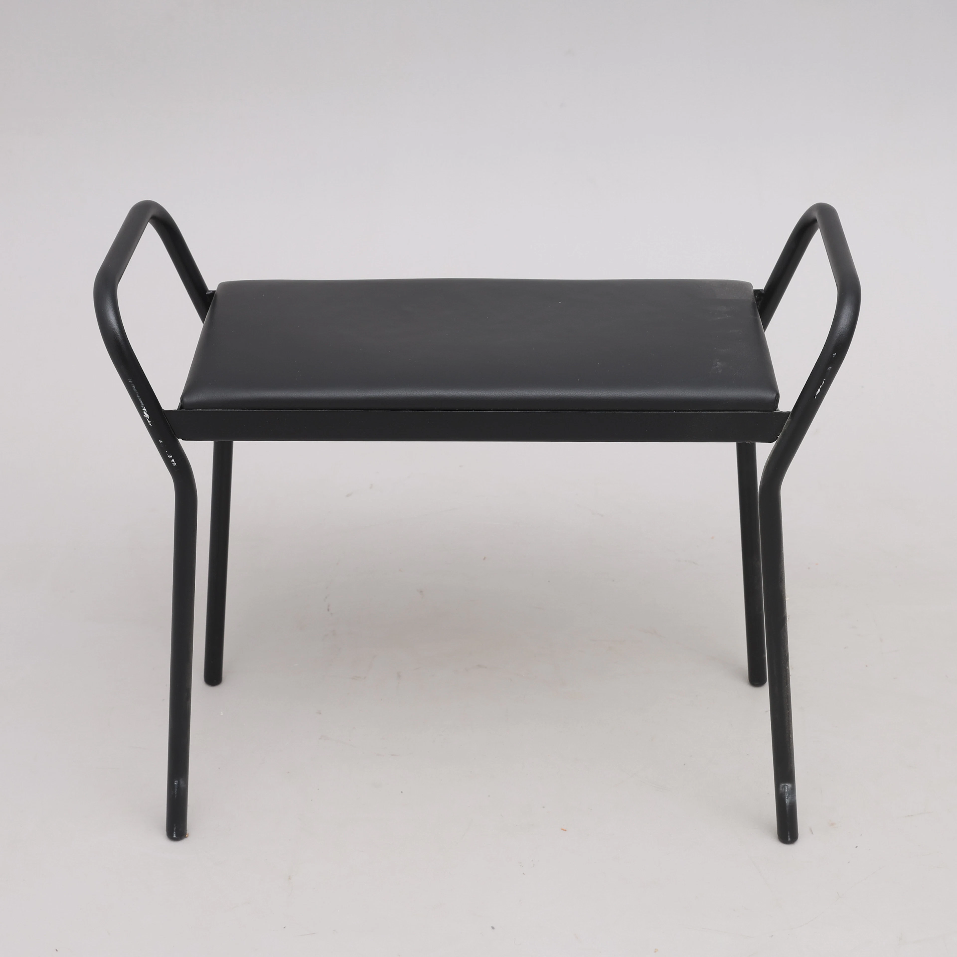 LOUISE HEDERSTRÖM. PALL, SVARTLACKERAD METALL & LÄDER, "ANYONE", FÖR MAZE.