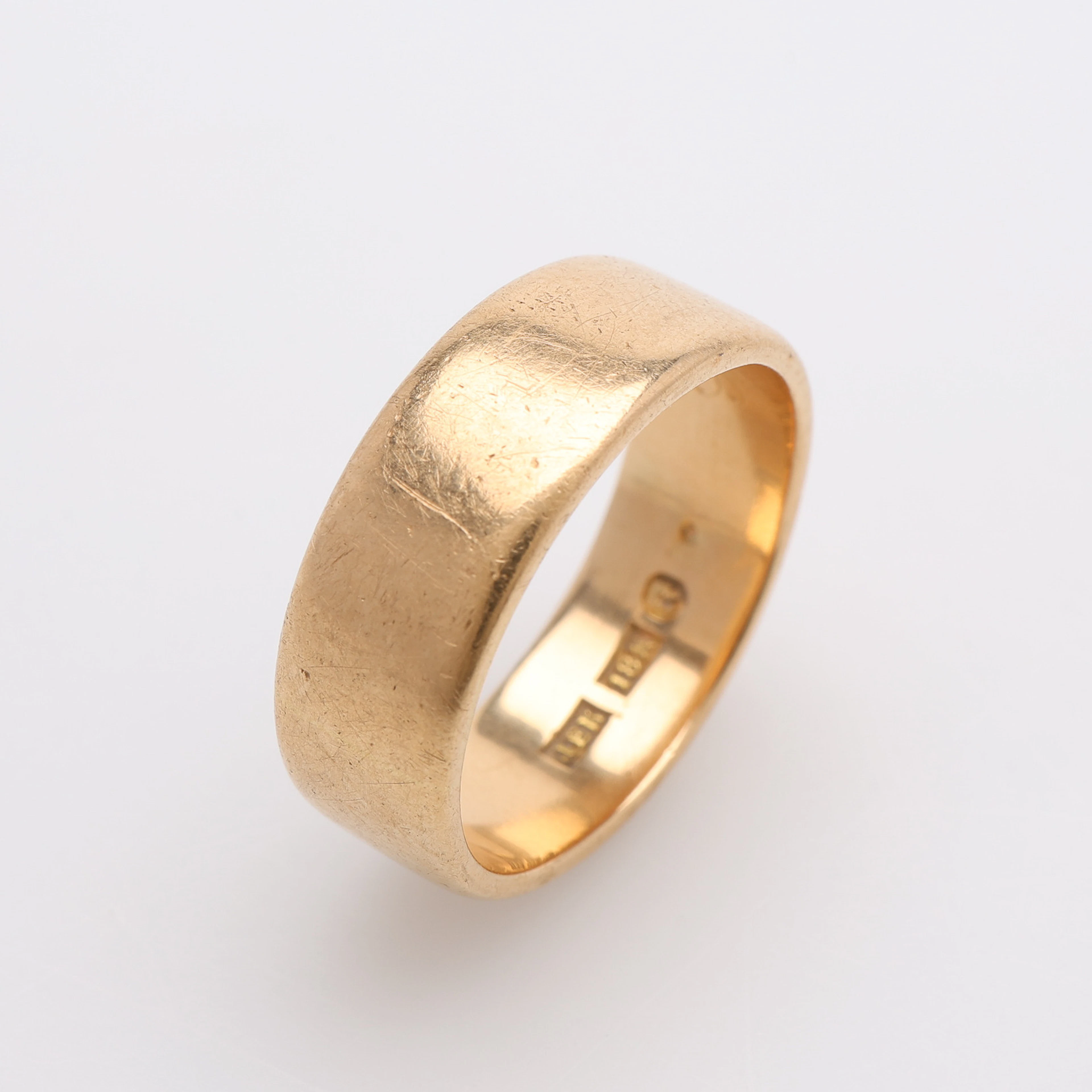 RING, SLÄT MODELL, 18K GULD, VIKT CA 10,7 GRAM.