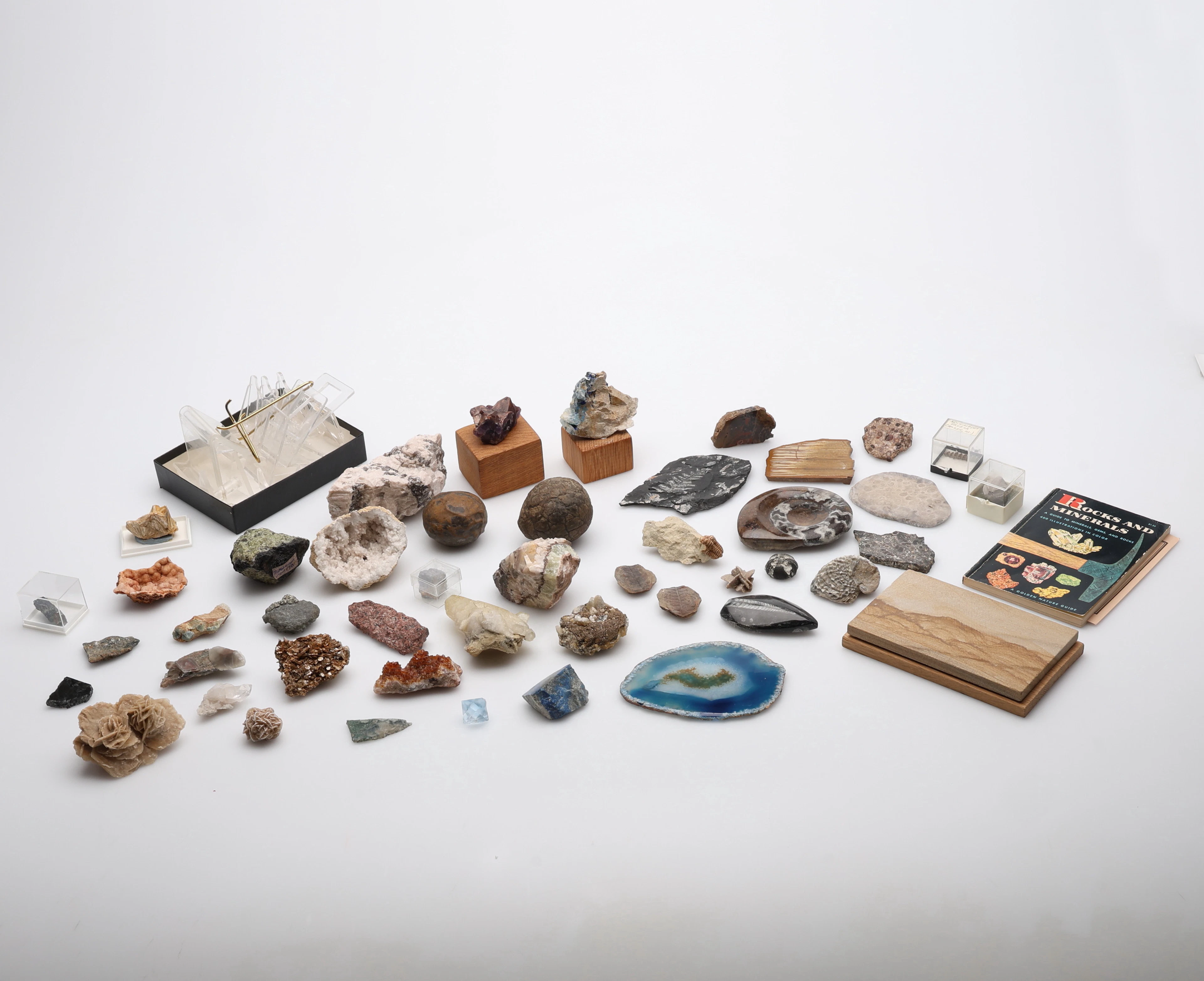SPECIMEN UR EN GEOLOGS MINERAL OCH FOSSILSAMLING. 29 + 17 DELAR, flera