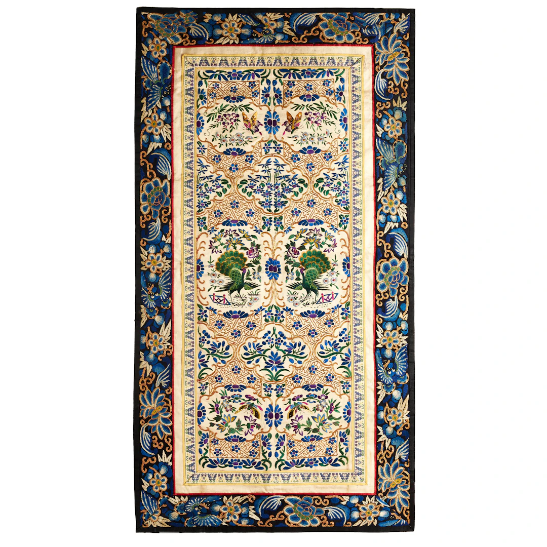 BRODERI, Kina, 1900-tal, motiv med påfåglar och blommor, siden med