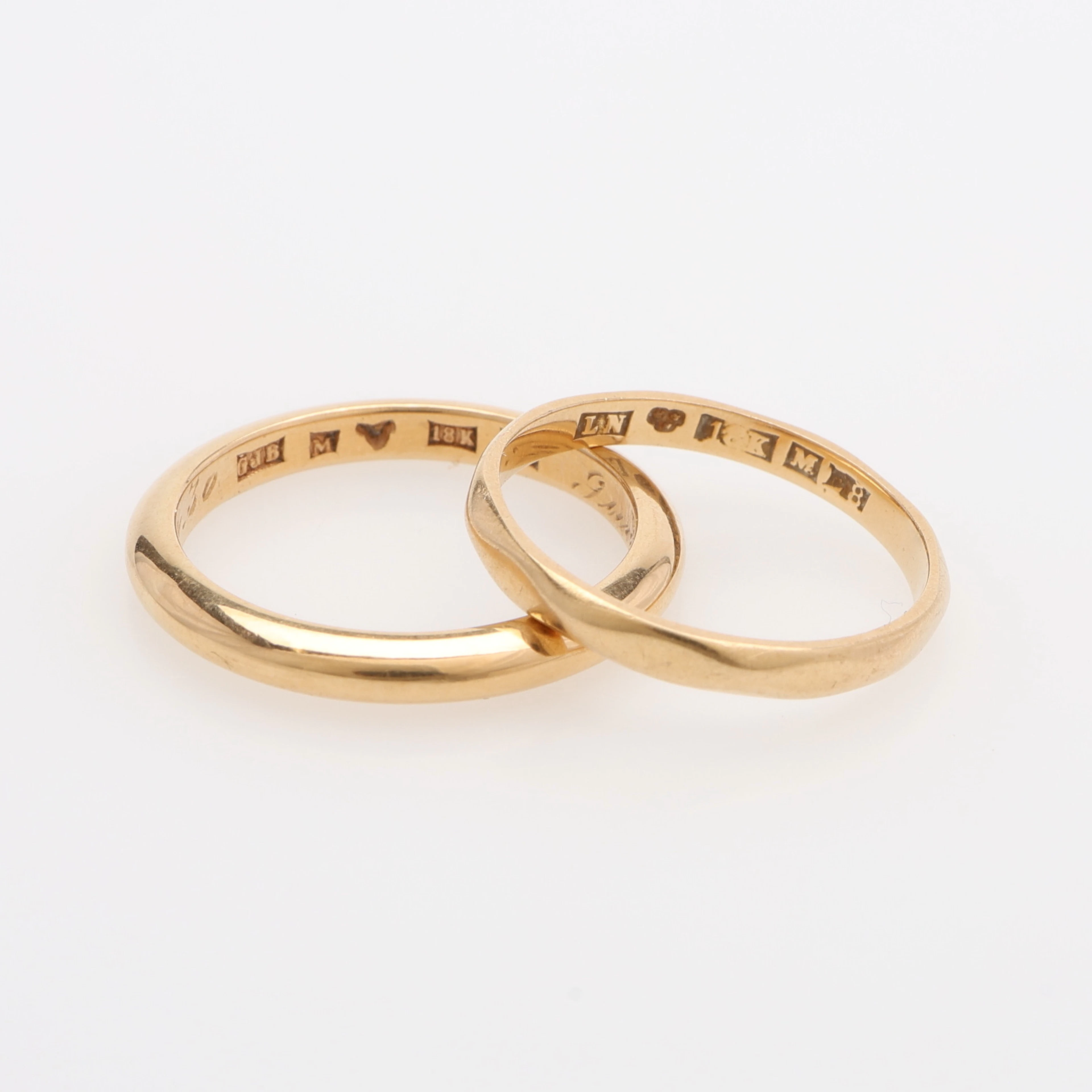 RINGAR, TVÅ STYCKEN, 18K GULD, TOTAL VIKT CA 5,7 GRAM.