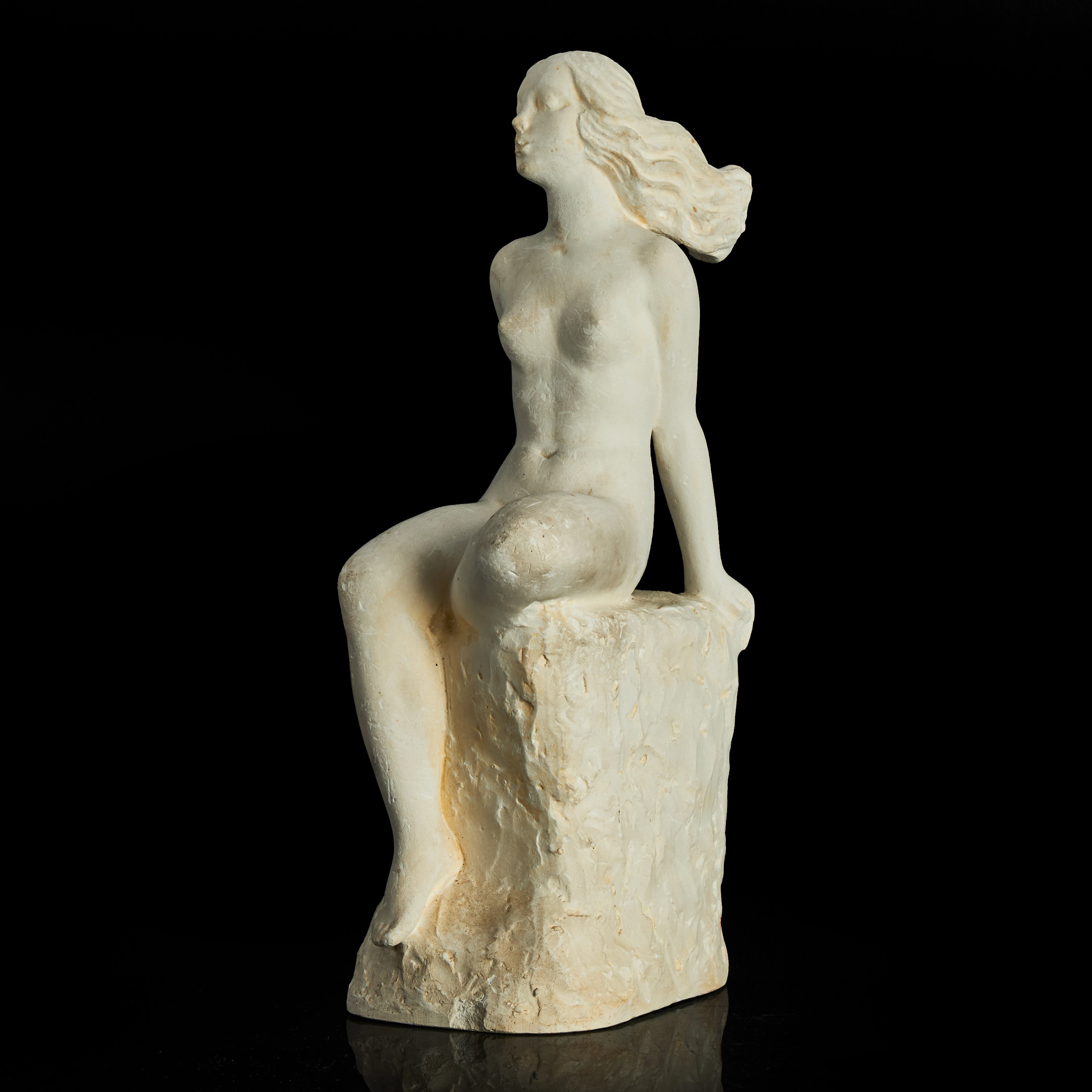 CARIN NILSON (SVERIGE, 1884–1973). Sittande kvinna, skulptur, gips