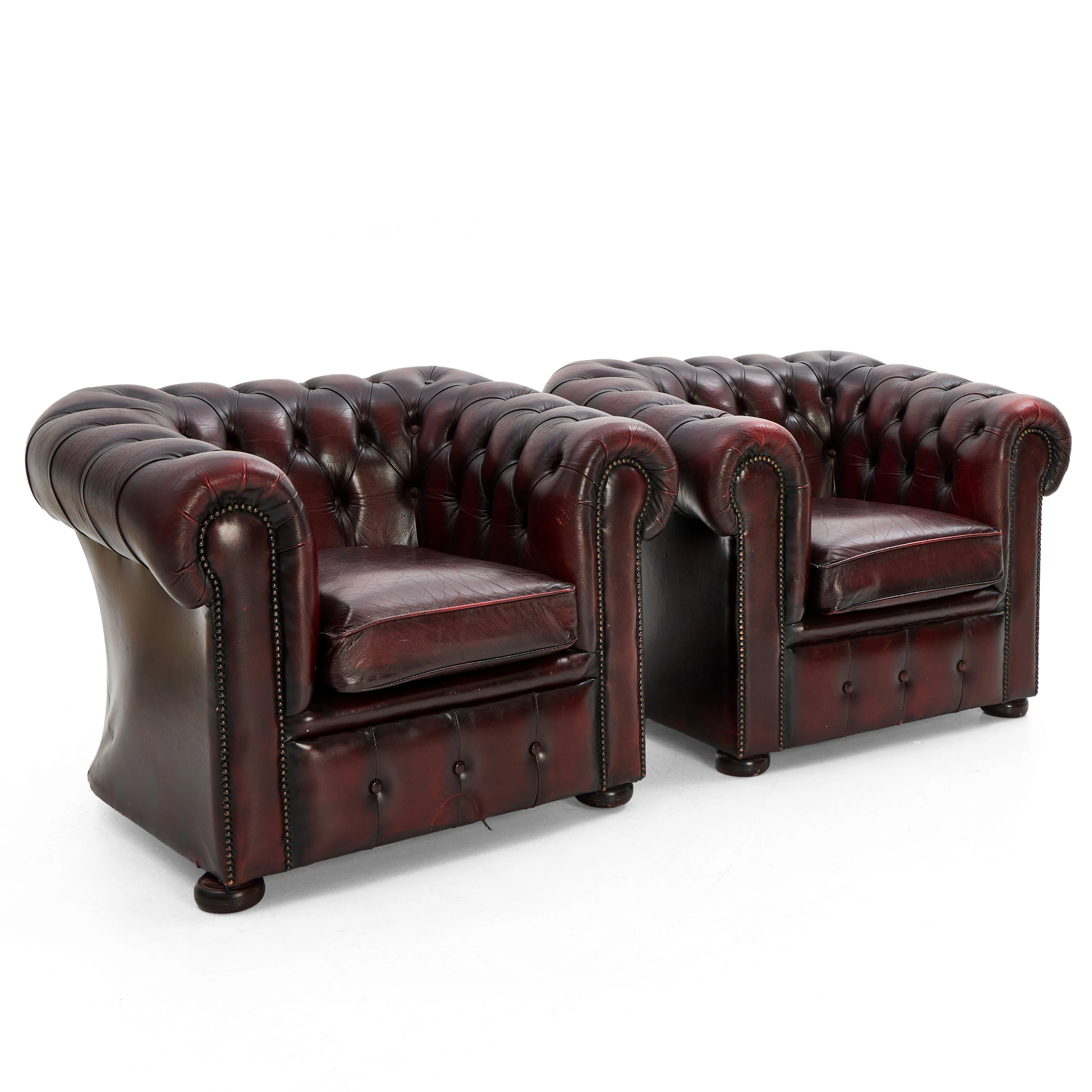 FÅTÖLJER, 1 par, Chesterfield, oxblod, 1900-talets andra hälft.