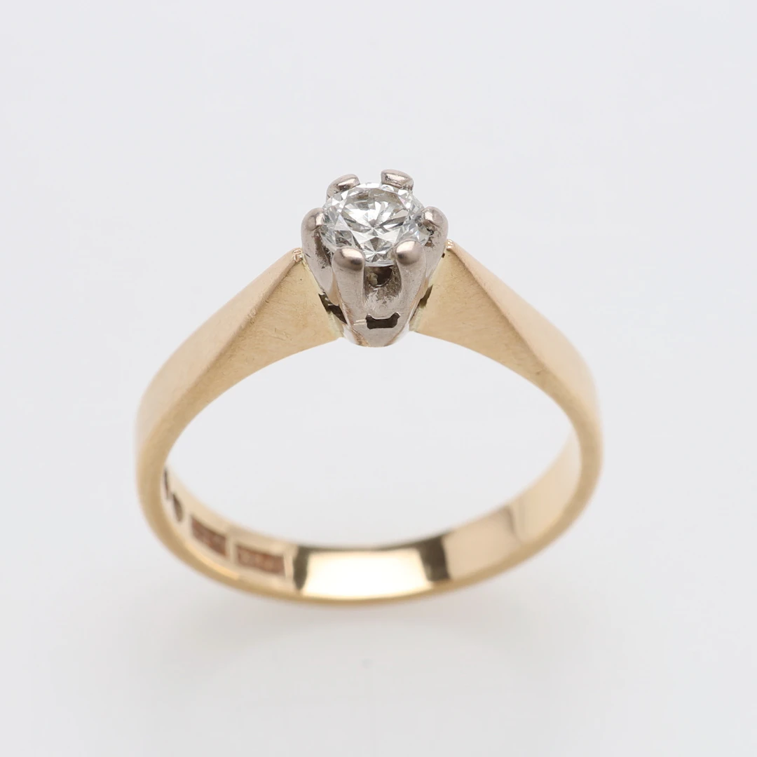 SOLITÄRRING, 18 k guld, briljant om ca 0,21 ct enl. gravyr, Alton