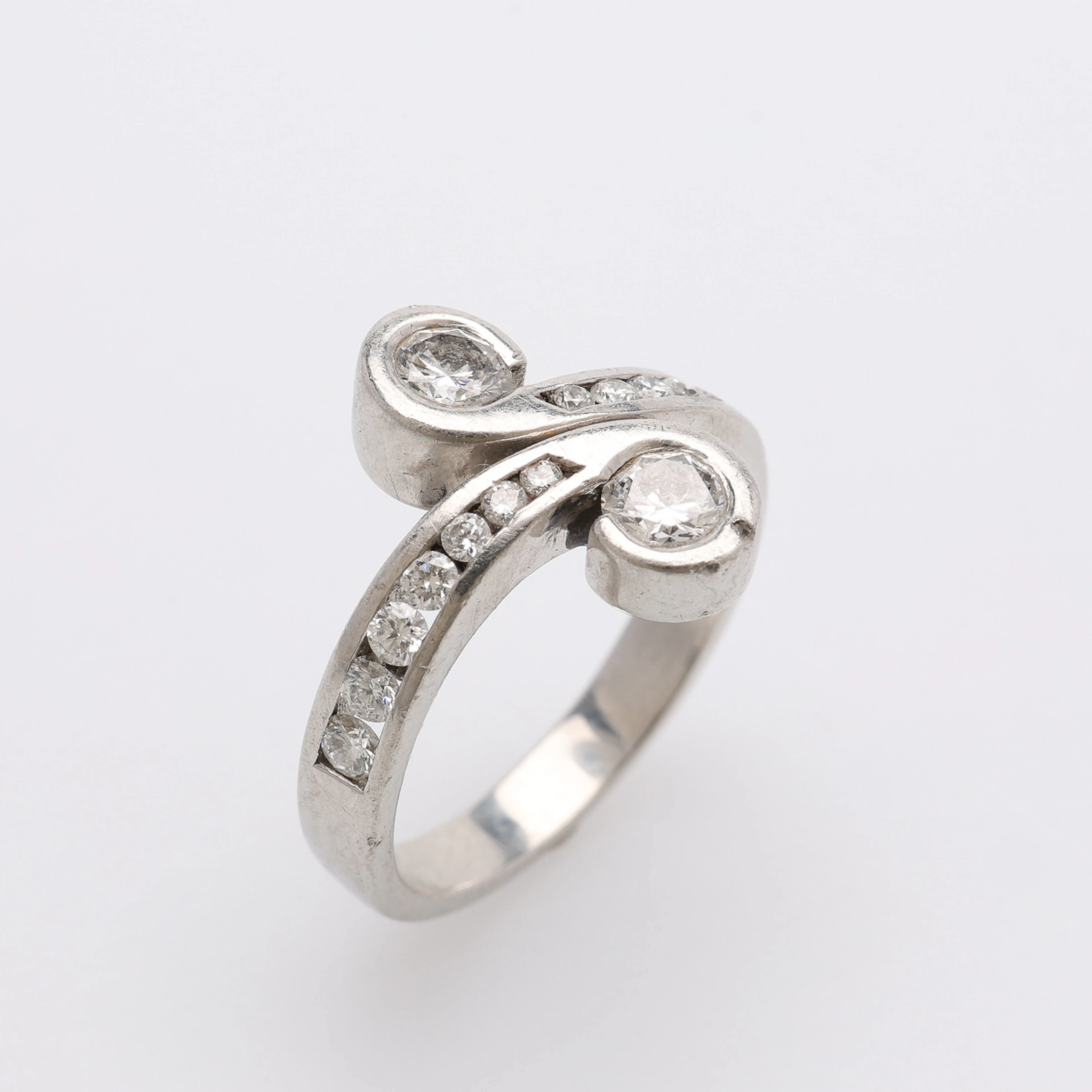 RING, PLATINA & DIAMANTER OM SAMMANLAGT CIRKA 0,45 CT, JOSIAH WEDGWOOD