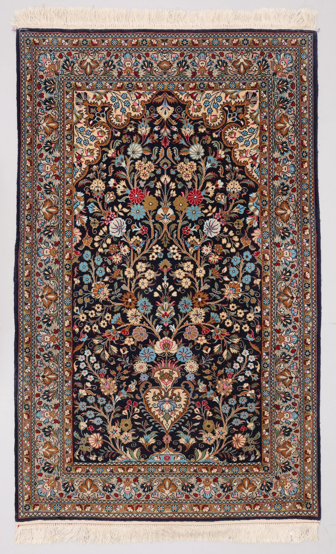 MATTA, ULL PÅ BOMULL, MED SILKESINSLAG, GHOM, IRAN, OLD, CIRKA 173X108 CM.