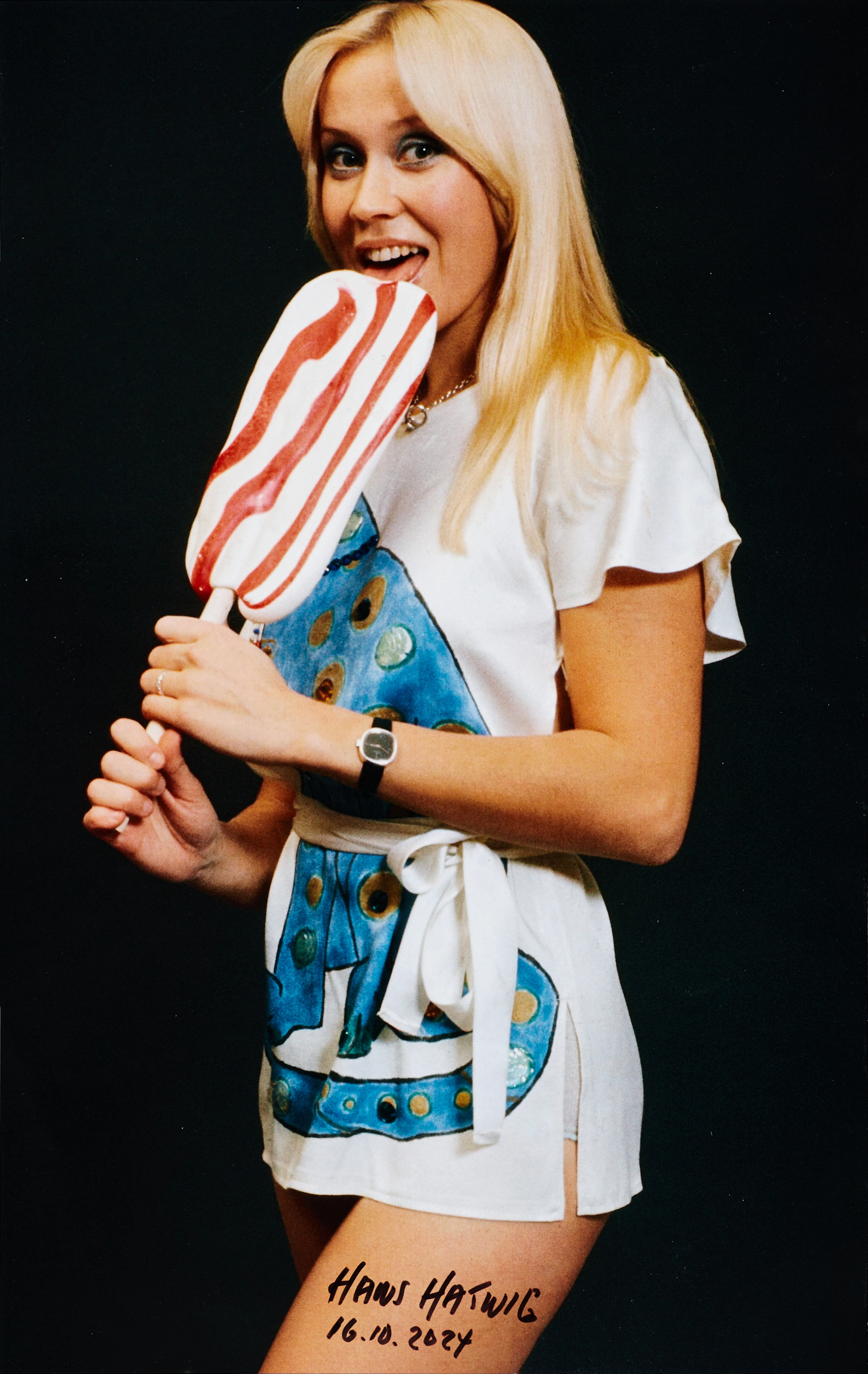 AGNETA FÄLTSKOG, ABBA, signerad och daterad av fotograf Hans Hatwig