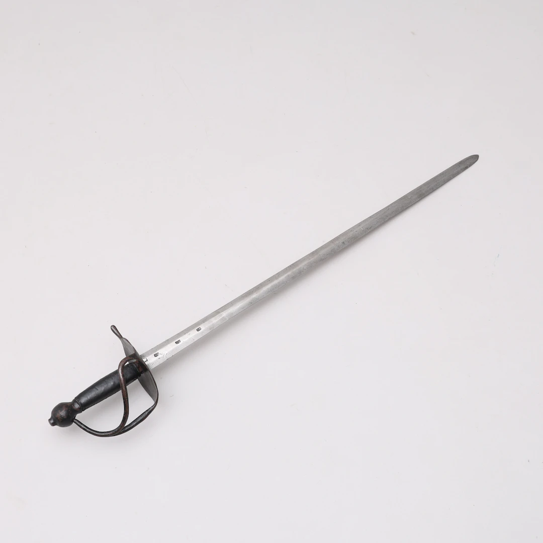 HUGGVÄRJA, m/1832, för Flottan. Förändringsmodell av kommissvärja m/1685.