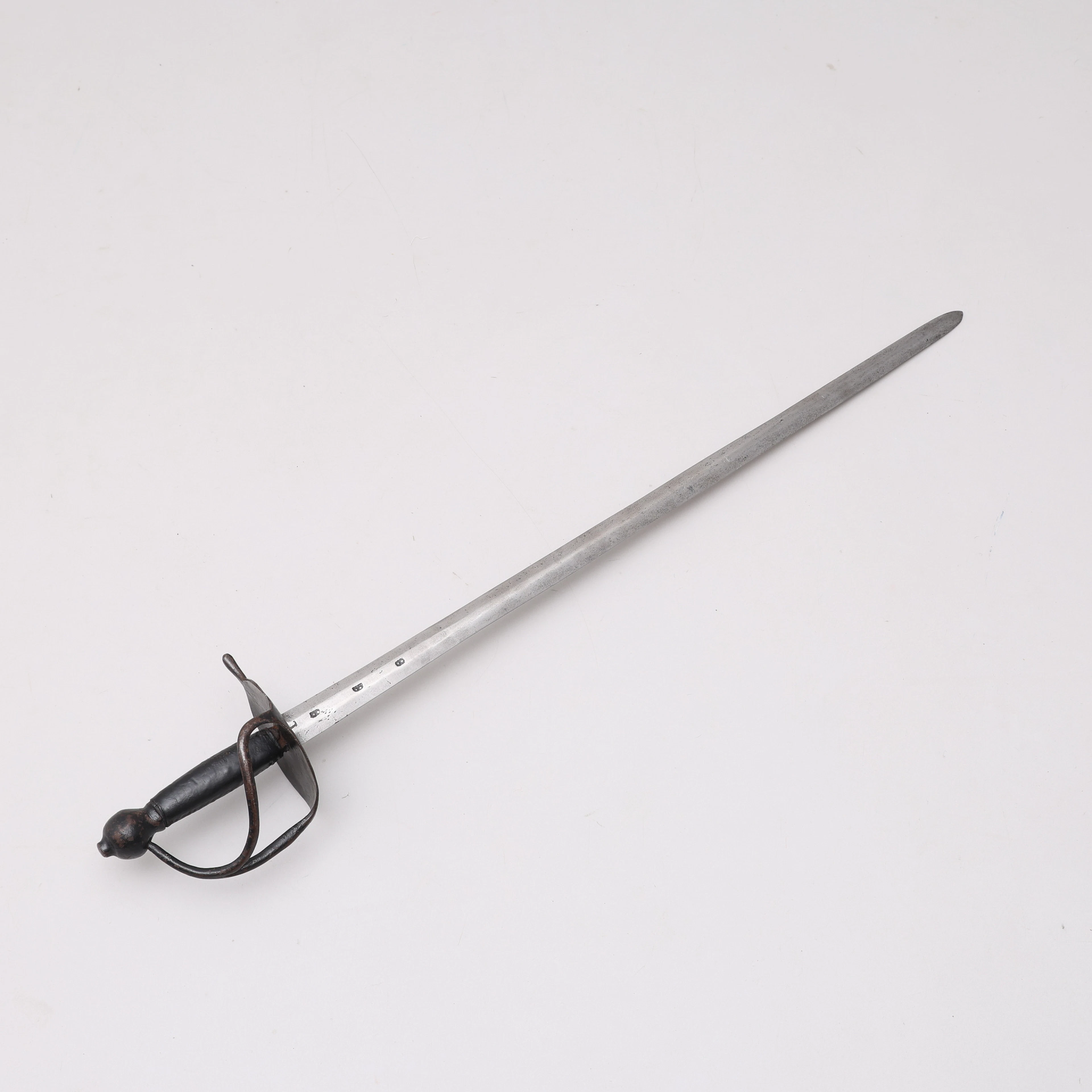 HUGGVÄRJA, m/1832, för Flottan. Förändringsmodell av kommissvärja m/1685.