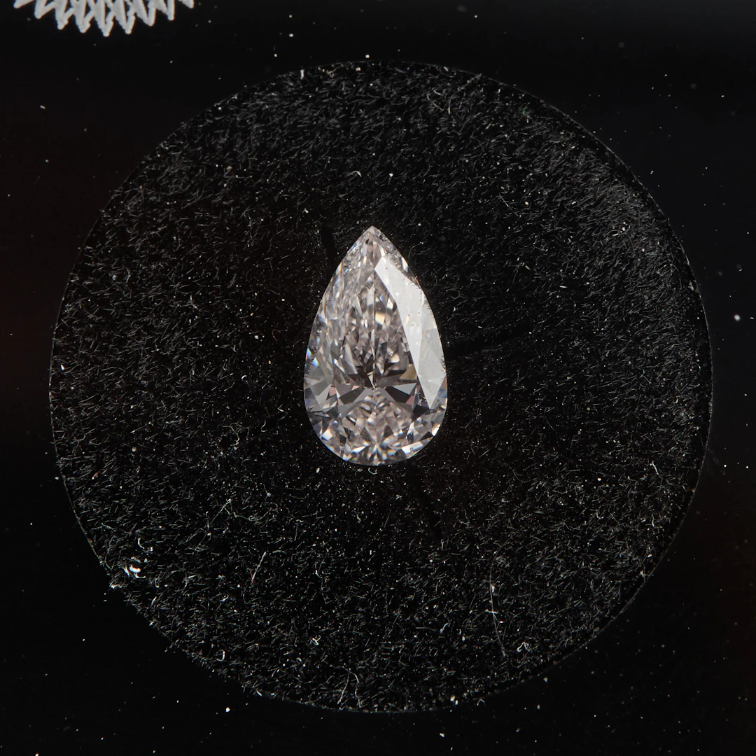 DIAMANT, ca 0.50ct, päronslipad, faint pink.