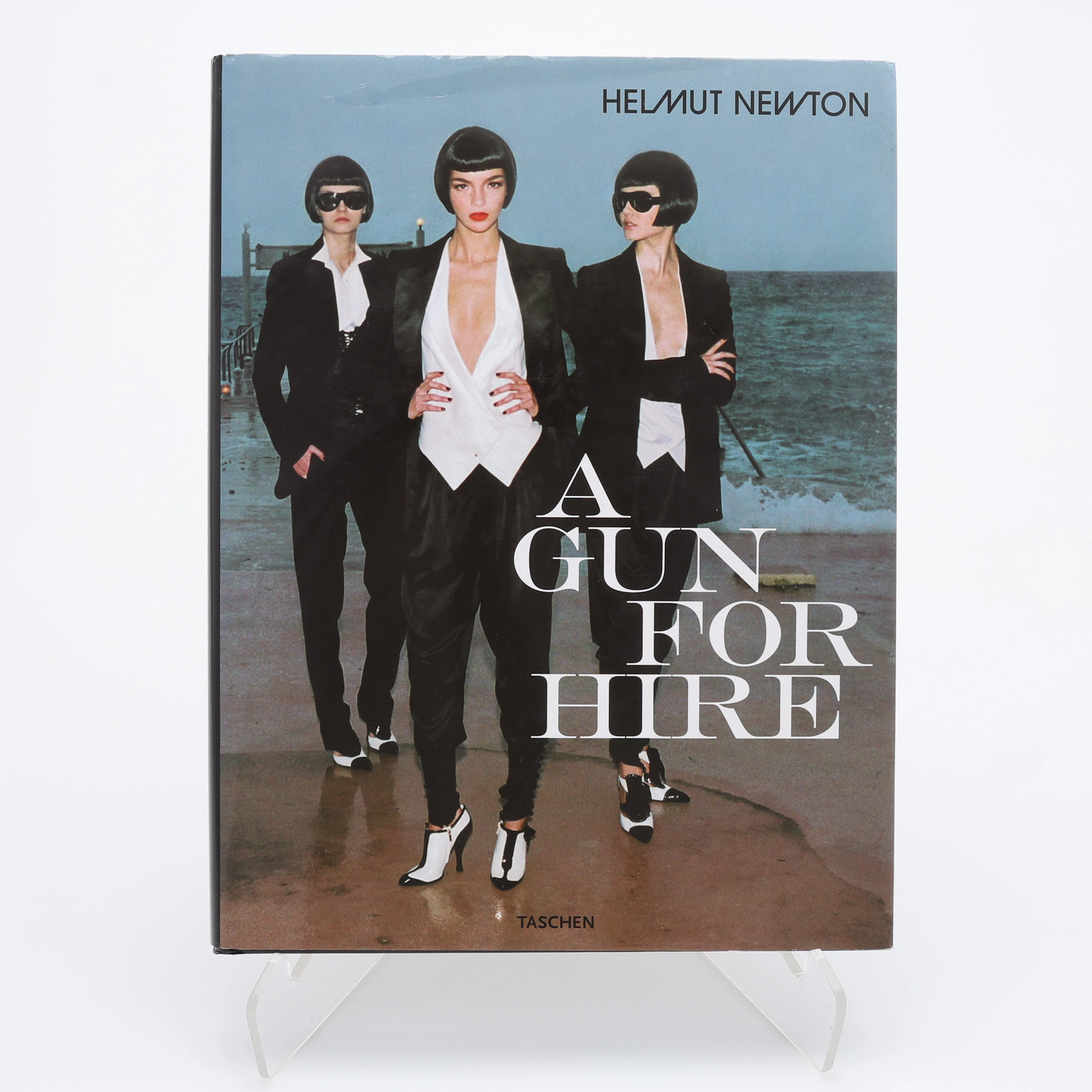 FOTO. DEN TYSK-AUSTRALIENSKE FOTOGRAFEN HELMUT NEWTONS "A GUN FOR HIRE", 2004.