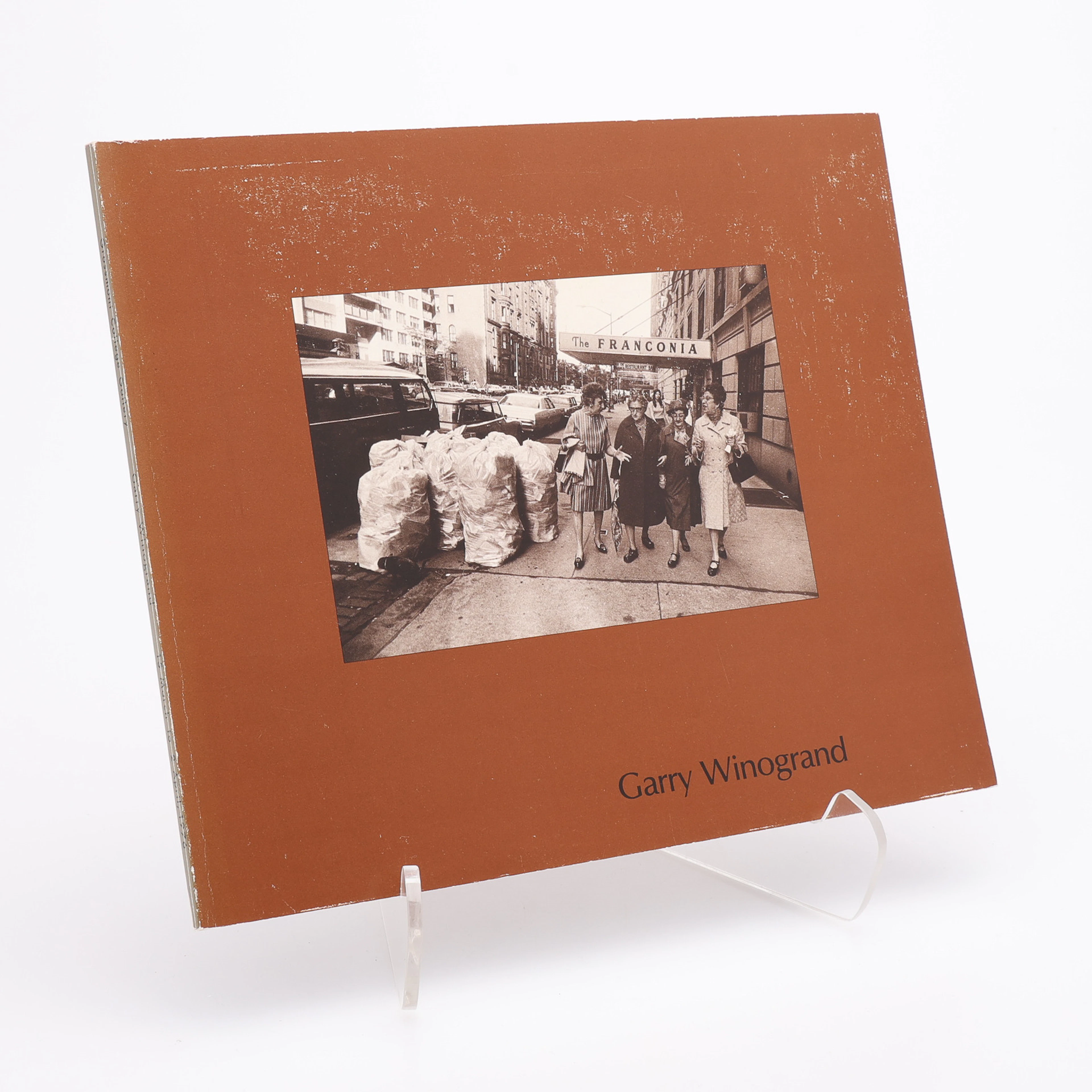 GARRY WINOGRANDS UTSTÄLLNINGSBOK "GROSSMONT COLLEGE GALLERY", 1976.