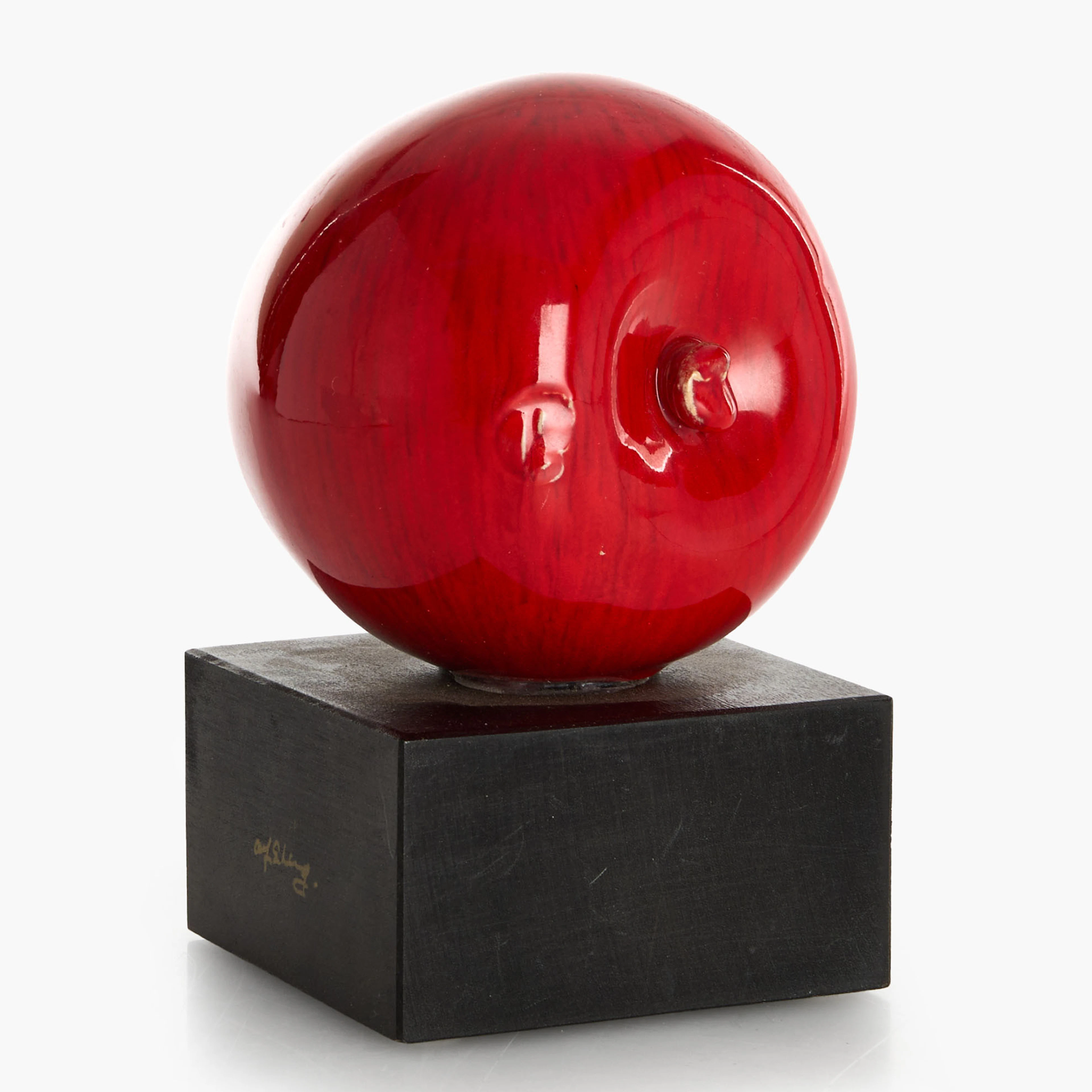 ALF EKBERG. Skulptur, Äpple, rödglaserad keramik, på träsockel, signerad.